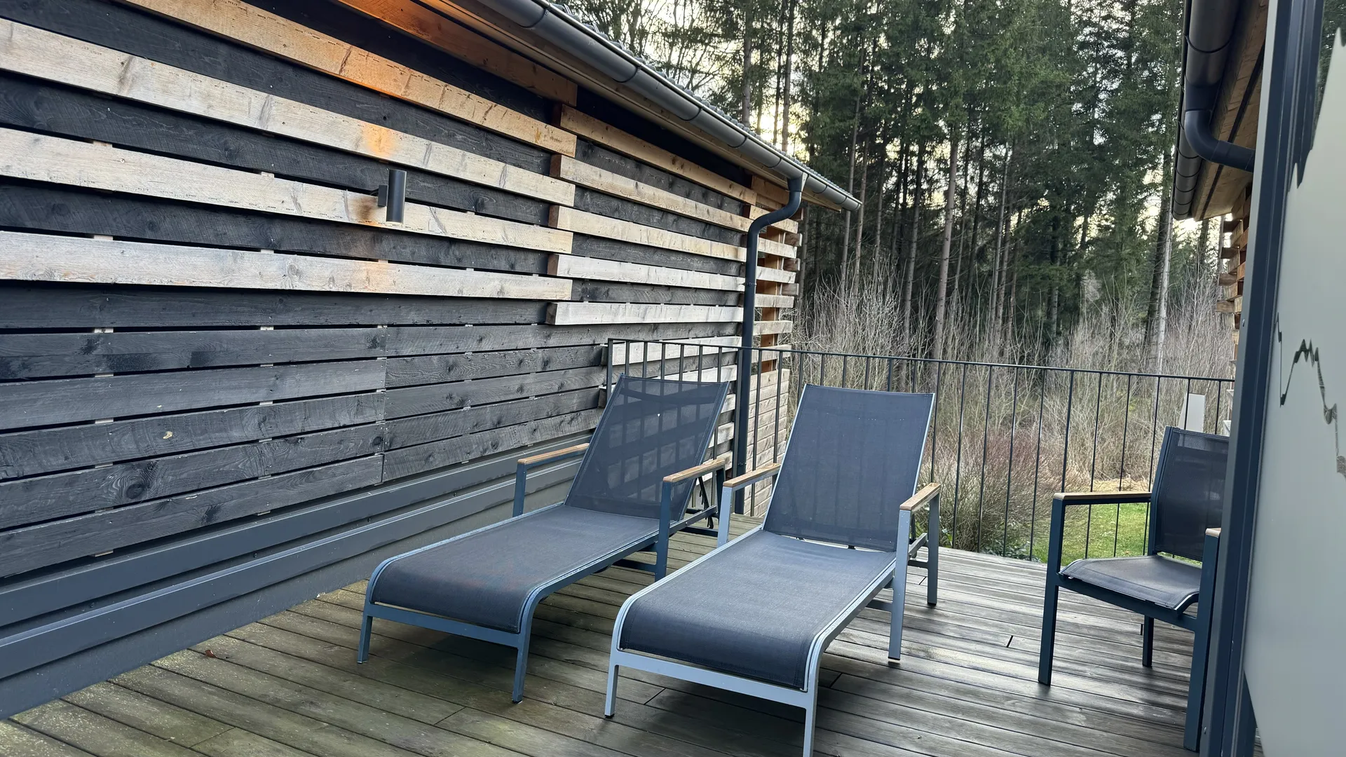 Dachterrasse im Obergeschoss mit Liegen