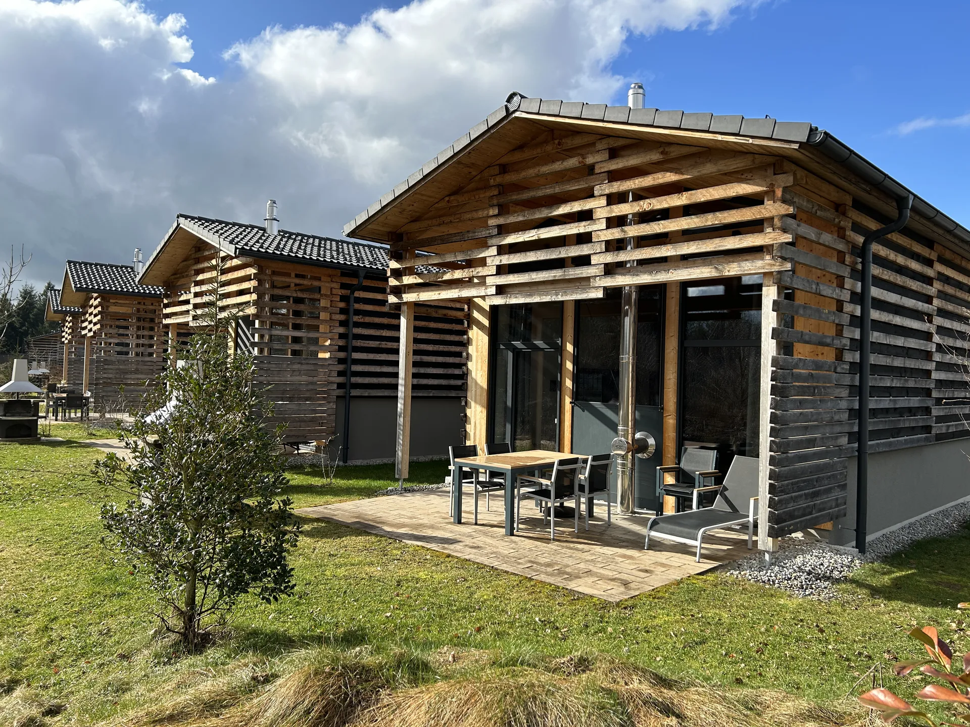 Exclusive-Ferienhaus im Center Parcs Park Allgäu, zweistöckiges Chalet mit Holzfassade