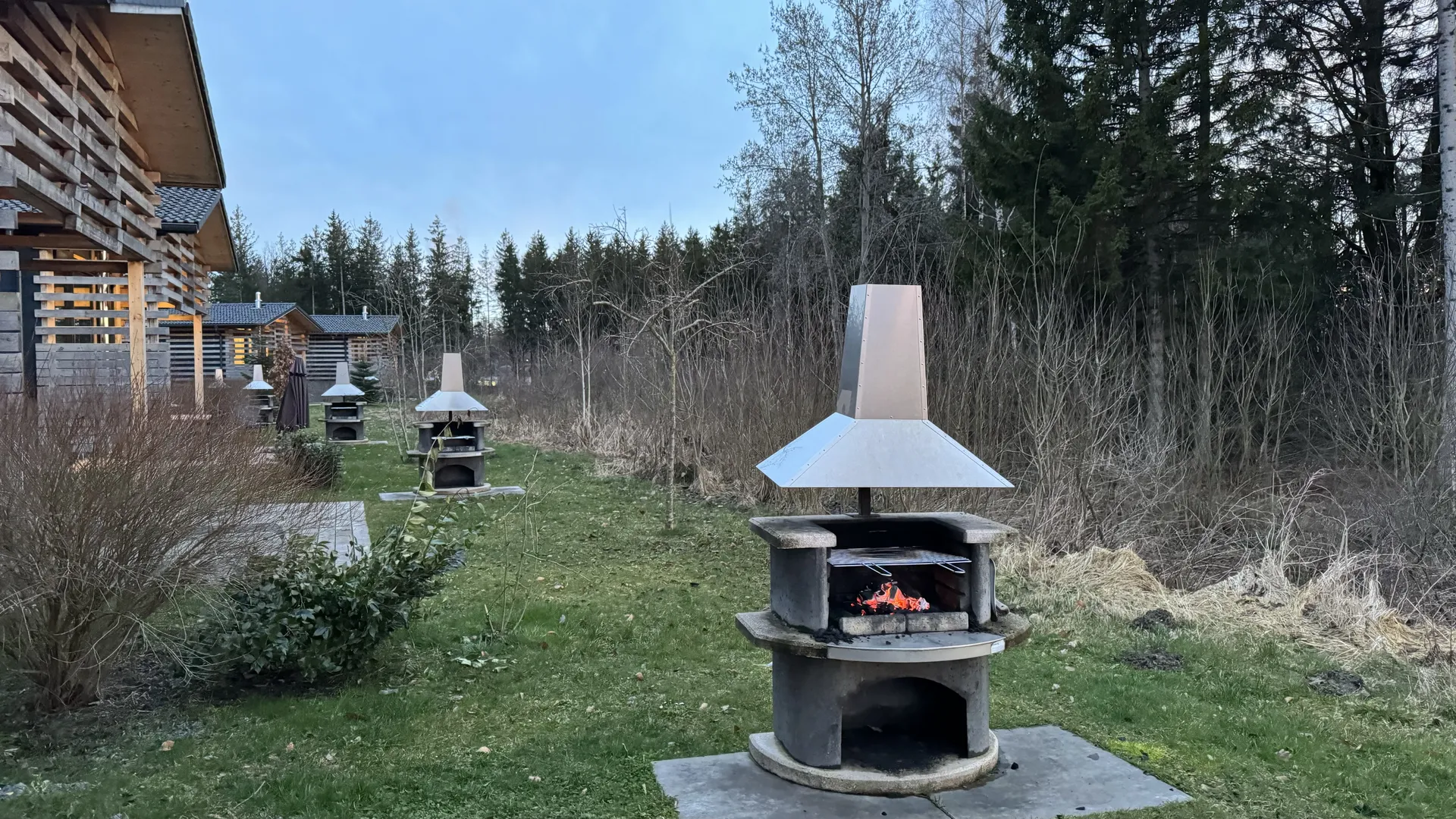 Eigener Grillplatz mit festem Grill am Haus