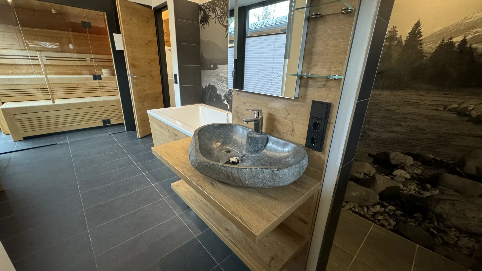 Masterbad im Exclusive-Ferienhaus mit Regendusche und freistehender Badewanne