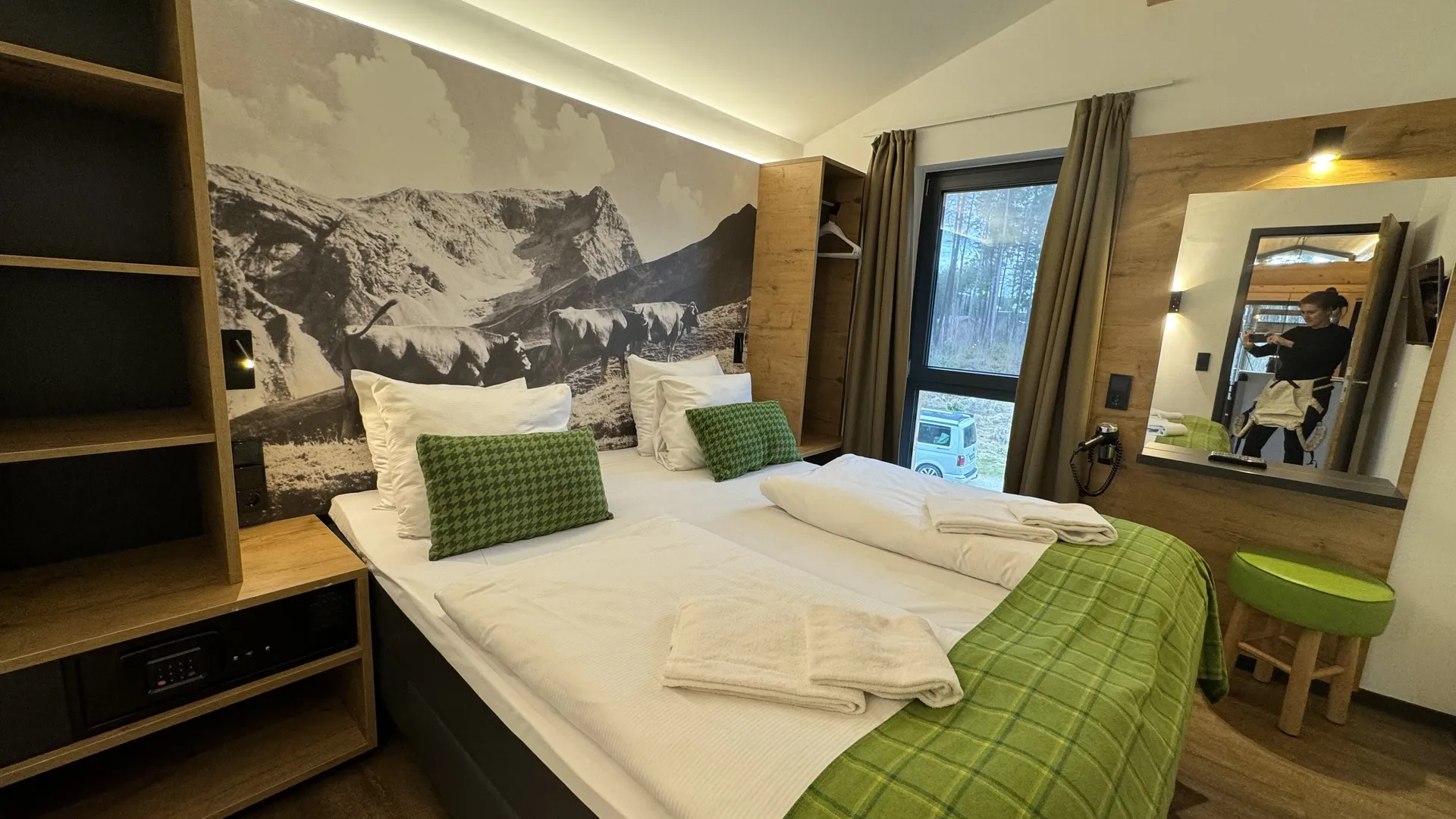 Zweites Schlafzimmer mit Holzakzenten