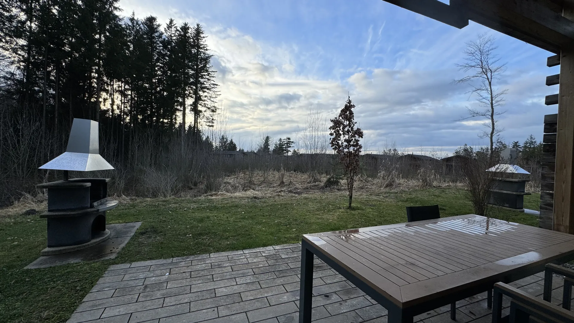 Terrasse mit Sitzgruppe und Blick ins Grüne