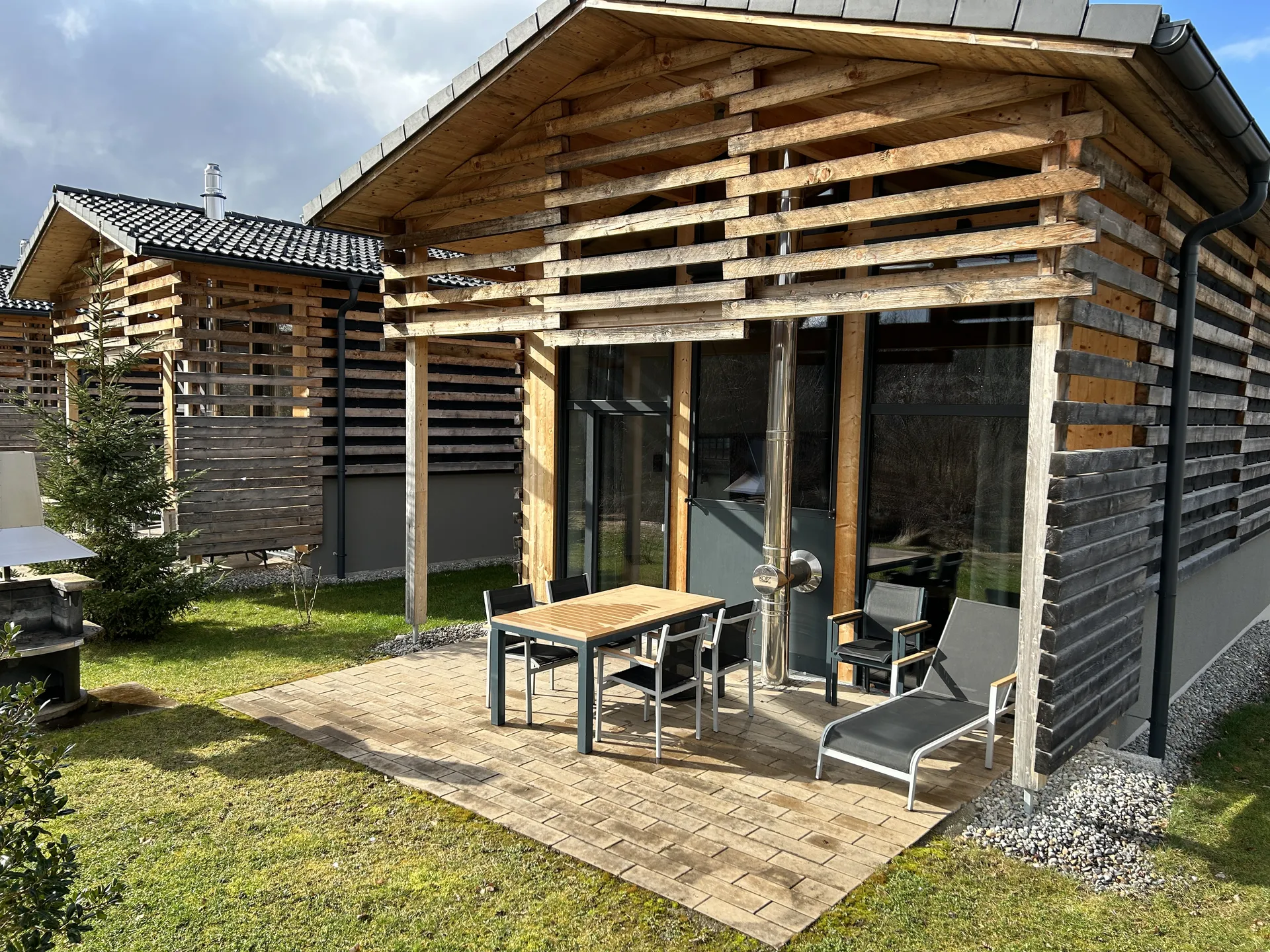 Hauptterrasse des Exclusive-Ferienhauses mit Holzdielen