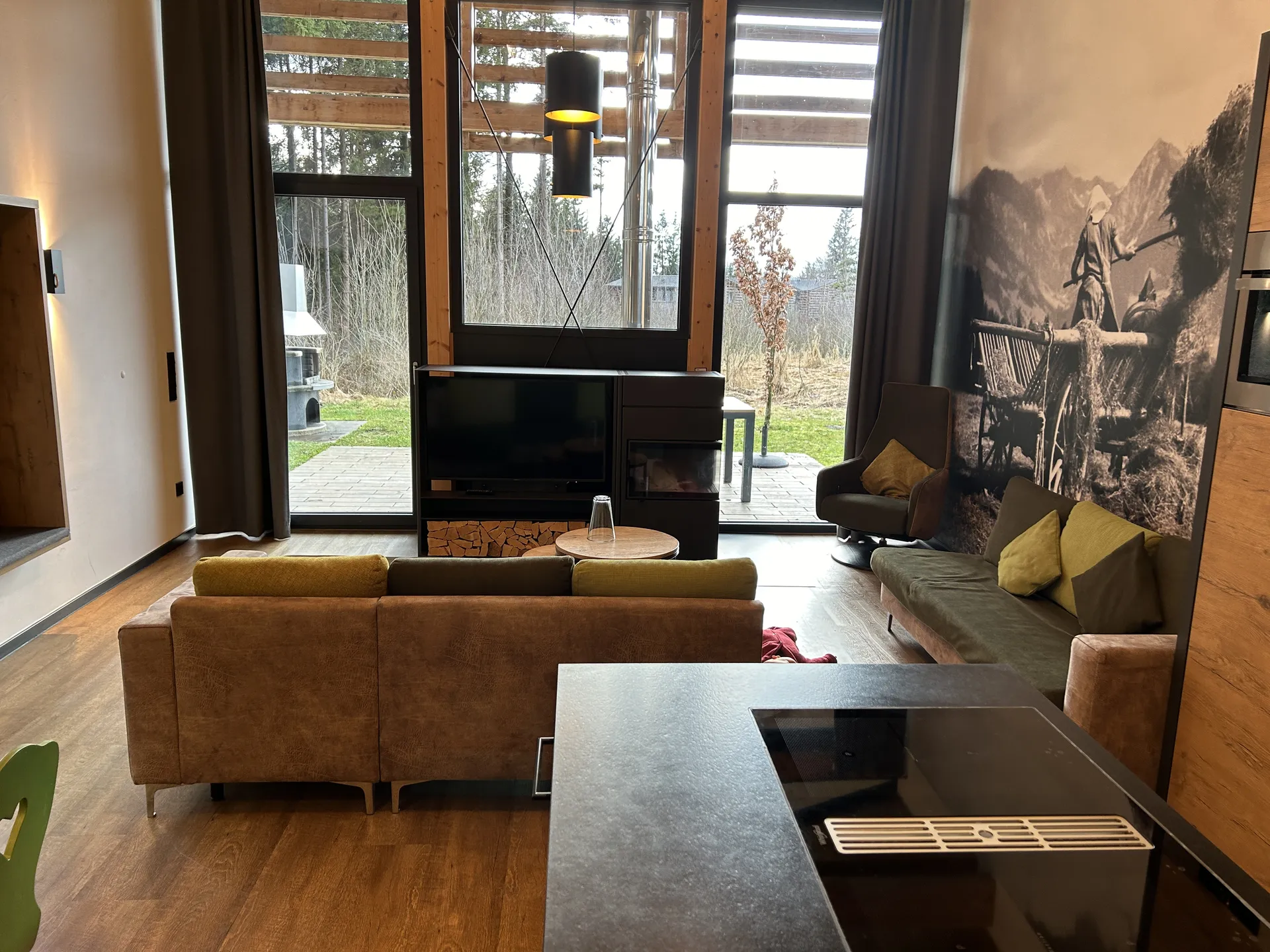Wohnzimmer mit Kamin im Exclusive-Ferienhaus, offene Galerie