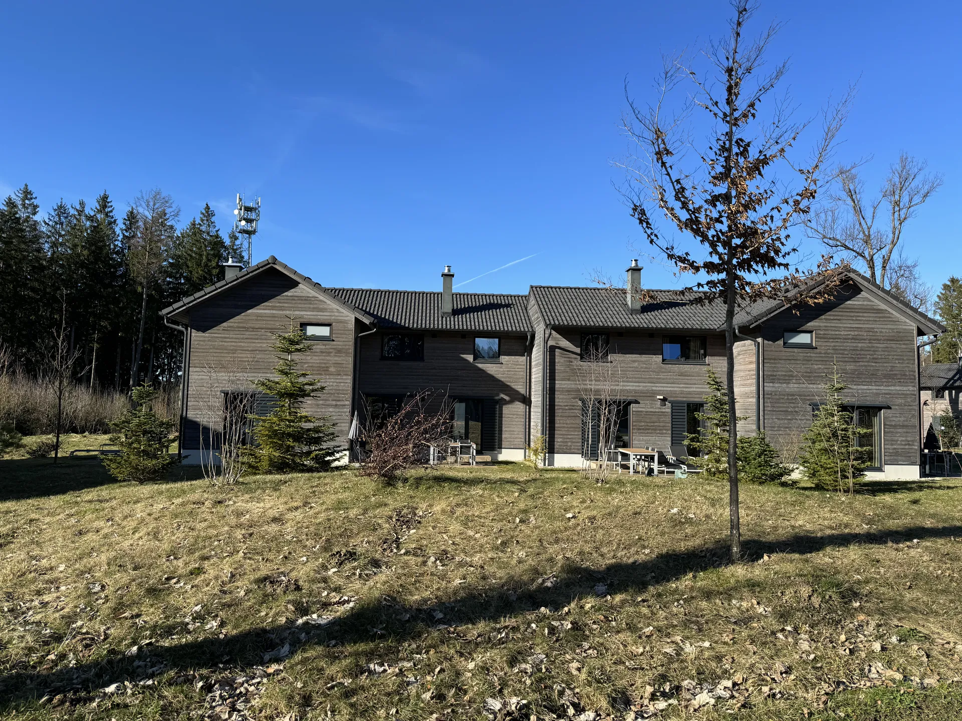 VIP-Ferienhaus im Center Parcs Park Allgäu mit moderner Holzfassade und Terrasse