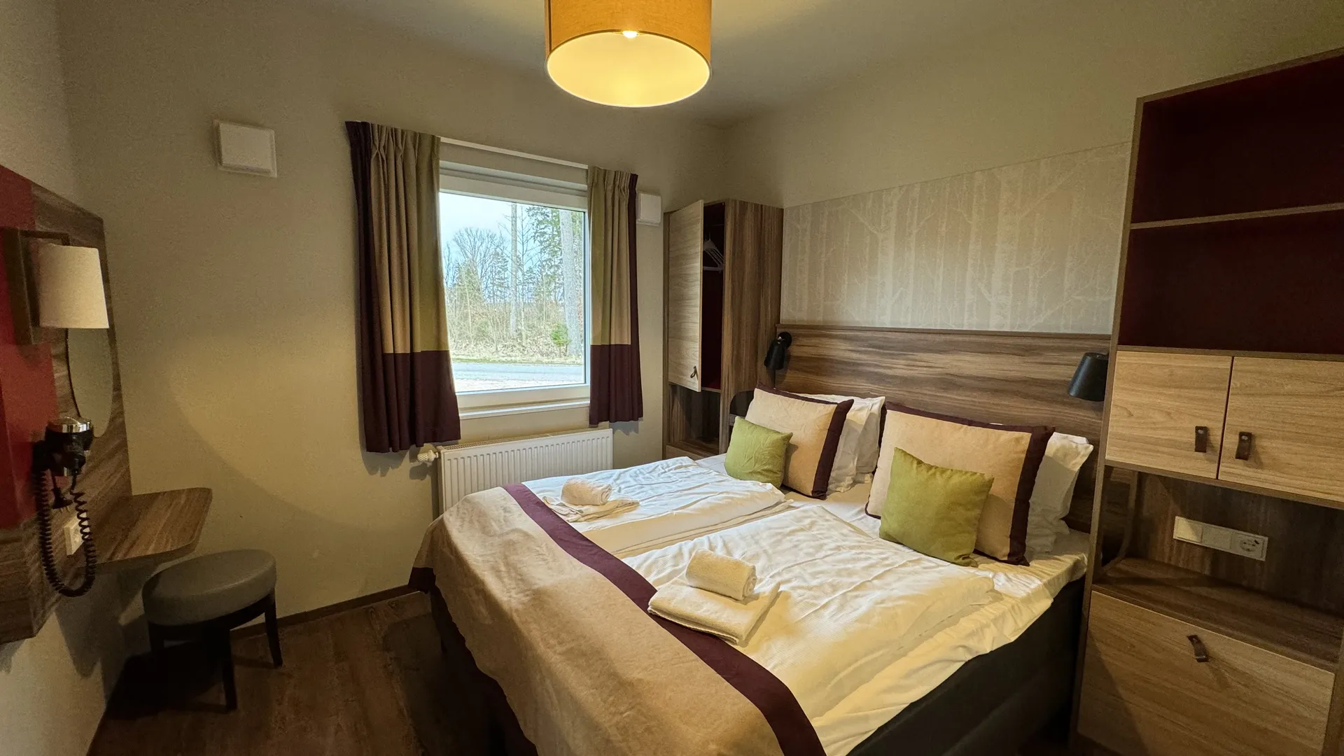 Schlafzimmer mit Doppelbett im VIP-Ferienhaus im Center Parcs Park Allgäu