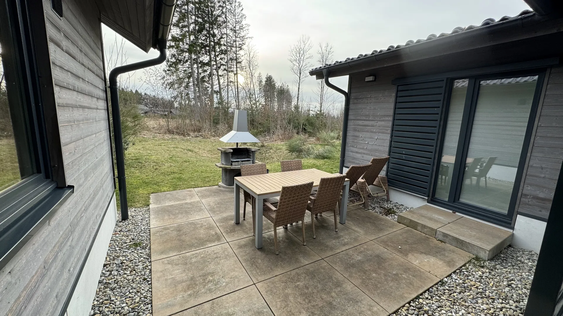 Terrasse mit Blick ins Grüne am VIP-Ferienhaus