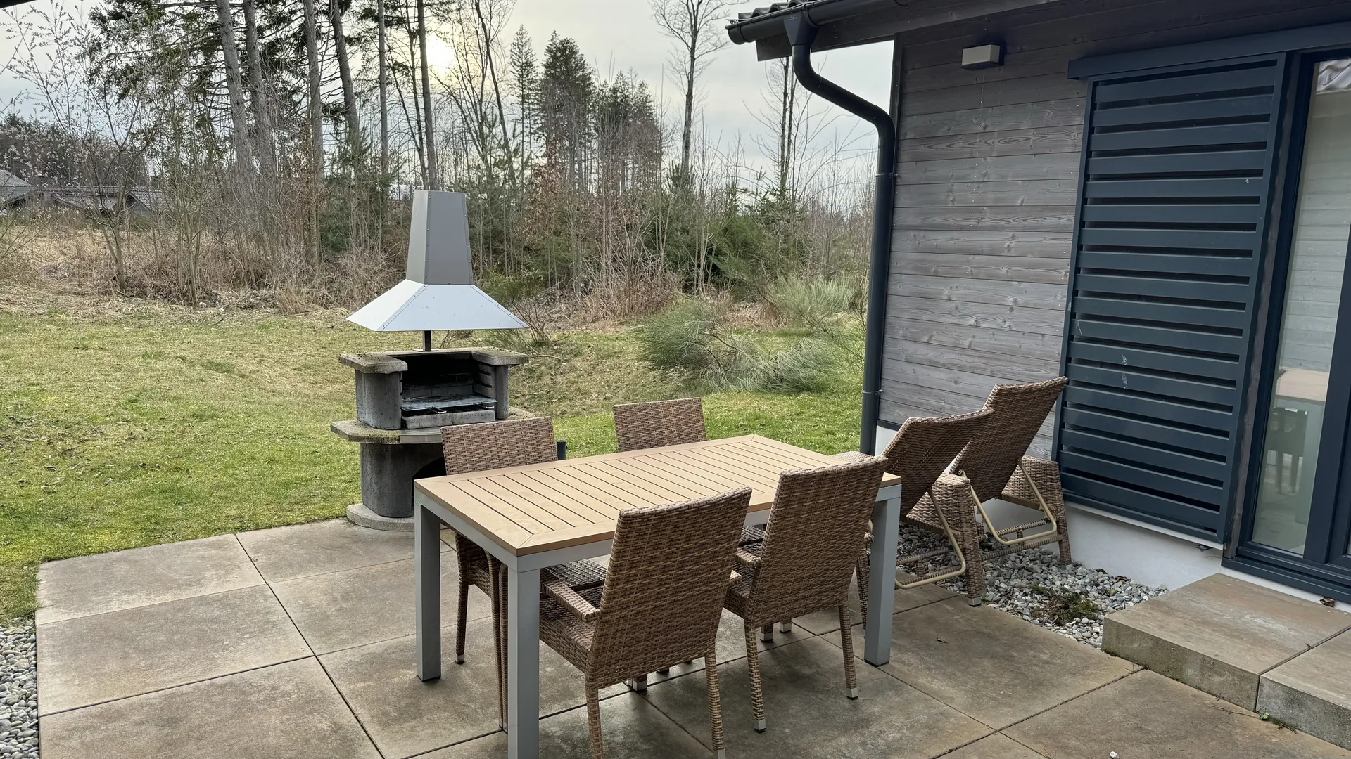 Terrasse mit Gartenmöbeln am VIP-Ferienhaus im Center Parcs Park Allgäu