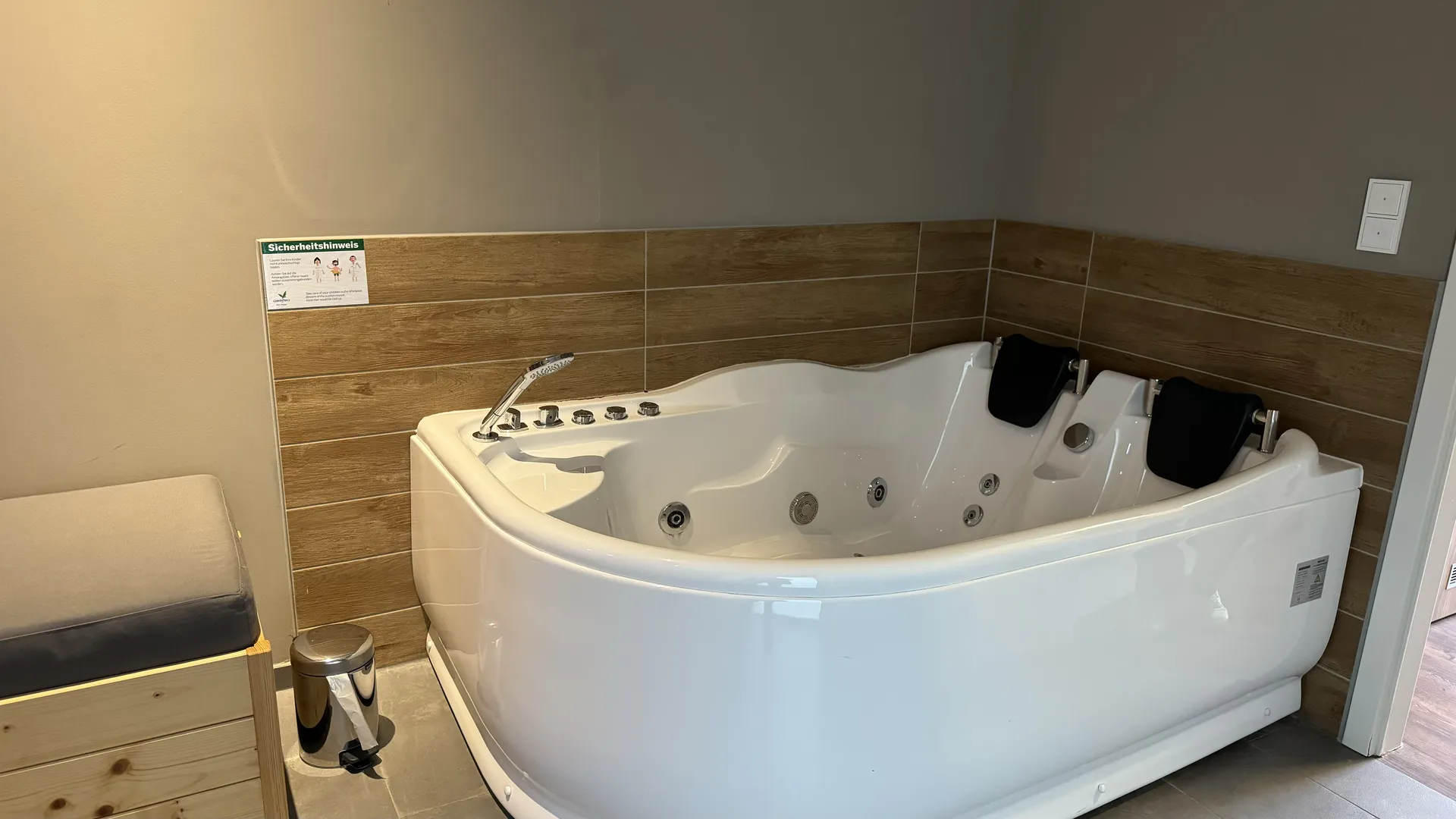 Whirlpool-Wanne mit Sprudeldüsen im Wellness-Bad des VIP-Ferienhauses