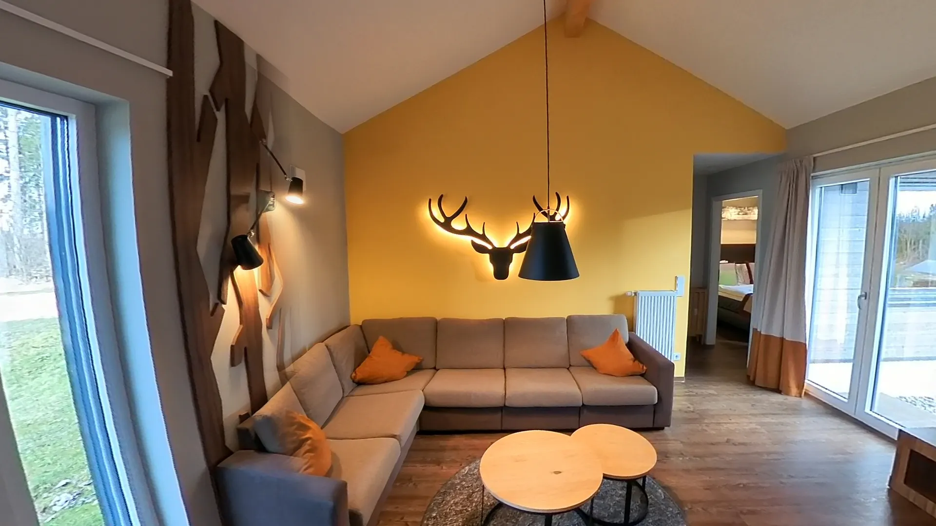 Wohnzimmer im VIP-Ferienhaus mit Blick zur Terrasse