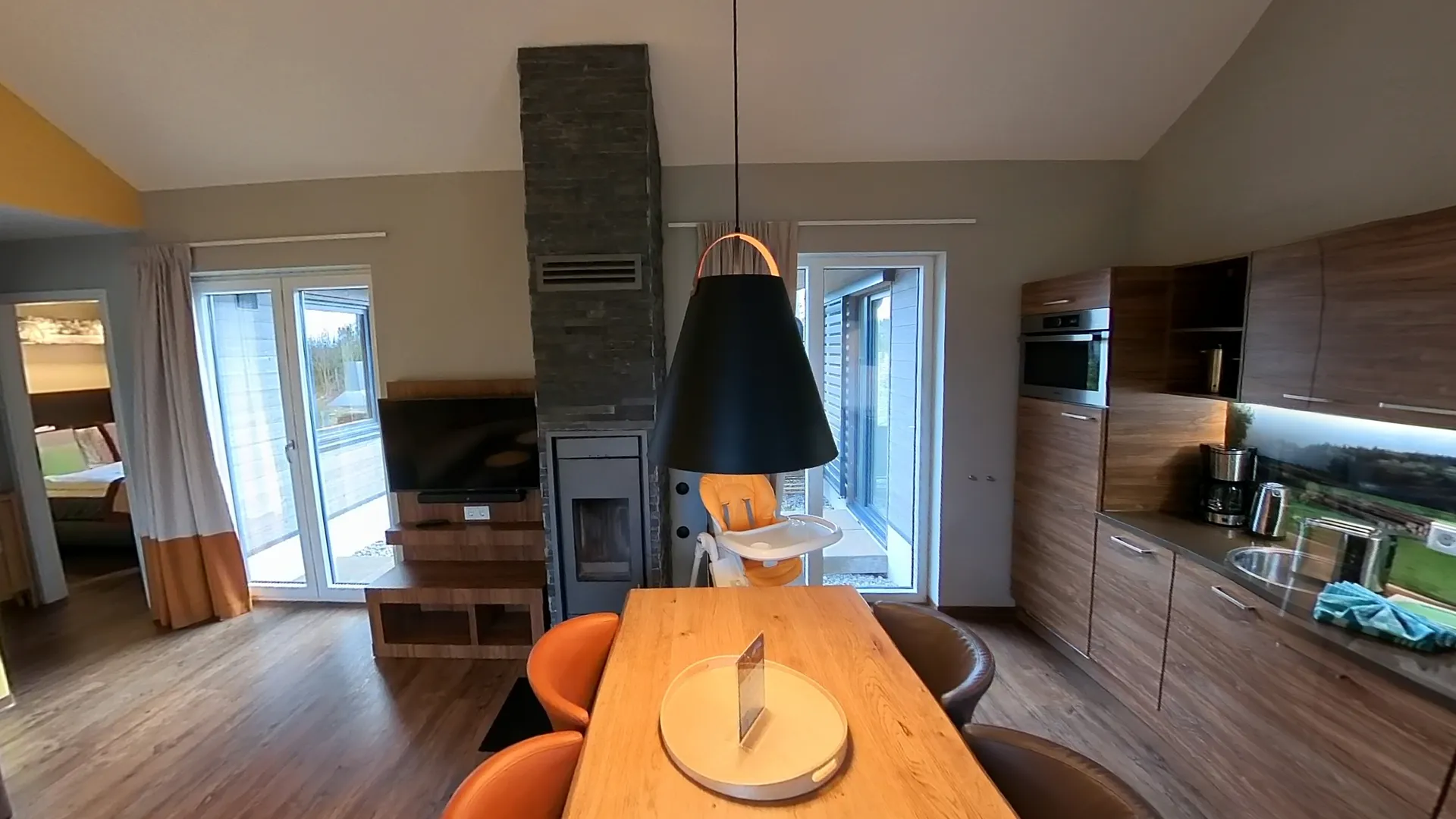 Wohnzimmer im VIP-Ferienhaus mit Kamin im Center Parcs Park Allgäu