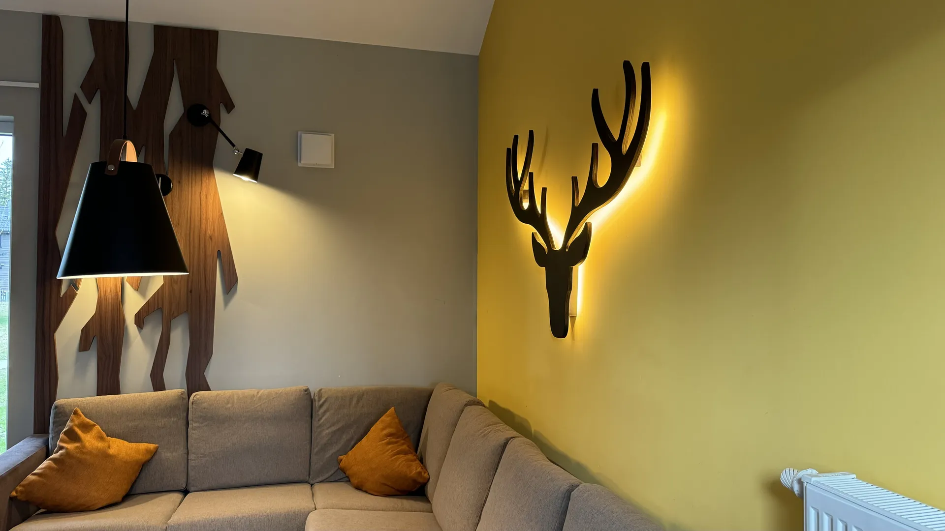 Offener Wohnbereich im VIP-Ferienhaus mit Sofa und Esstisch