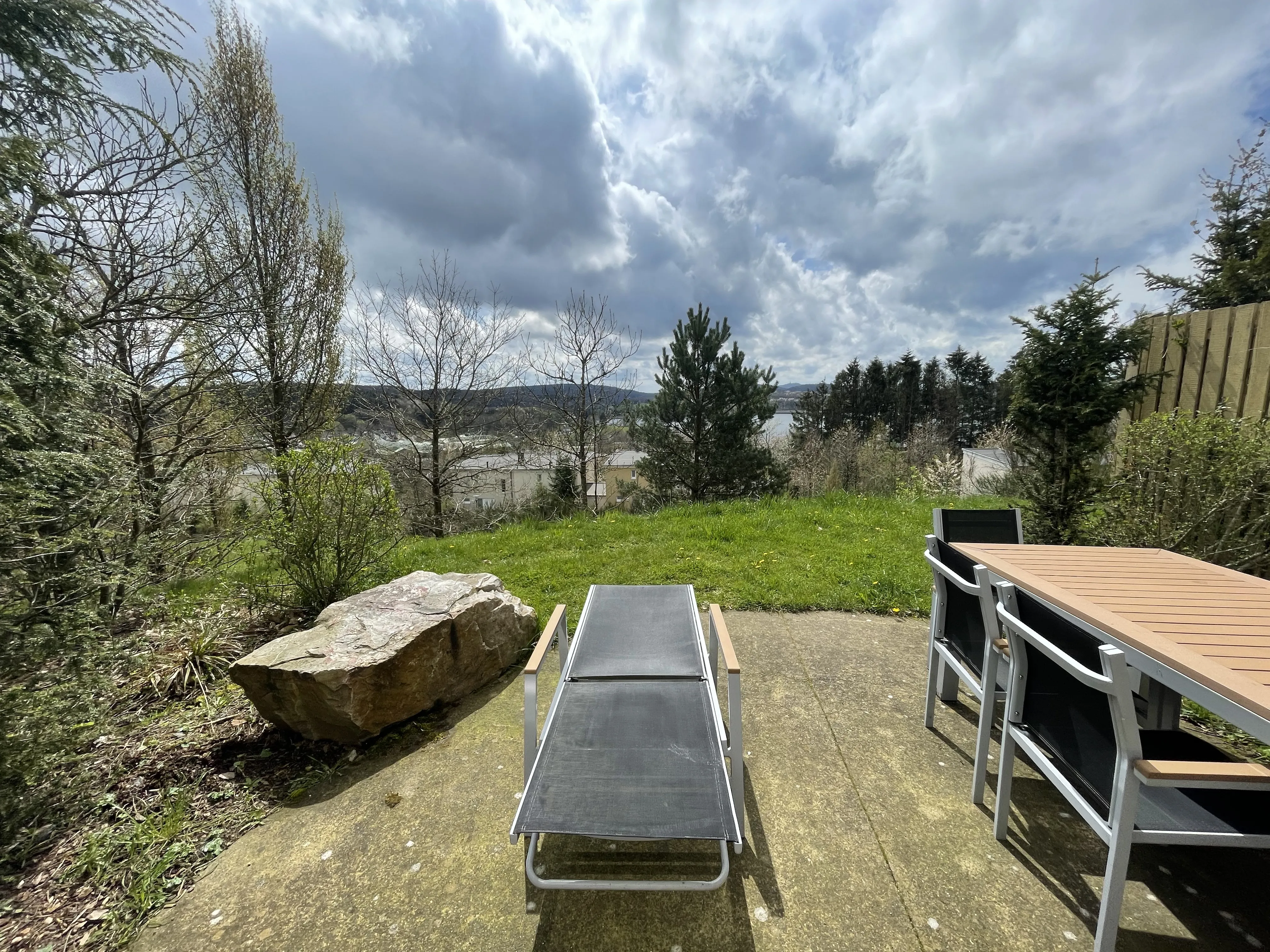 Blick von einer Ferienhausterrasse auf den Bostalsee