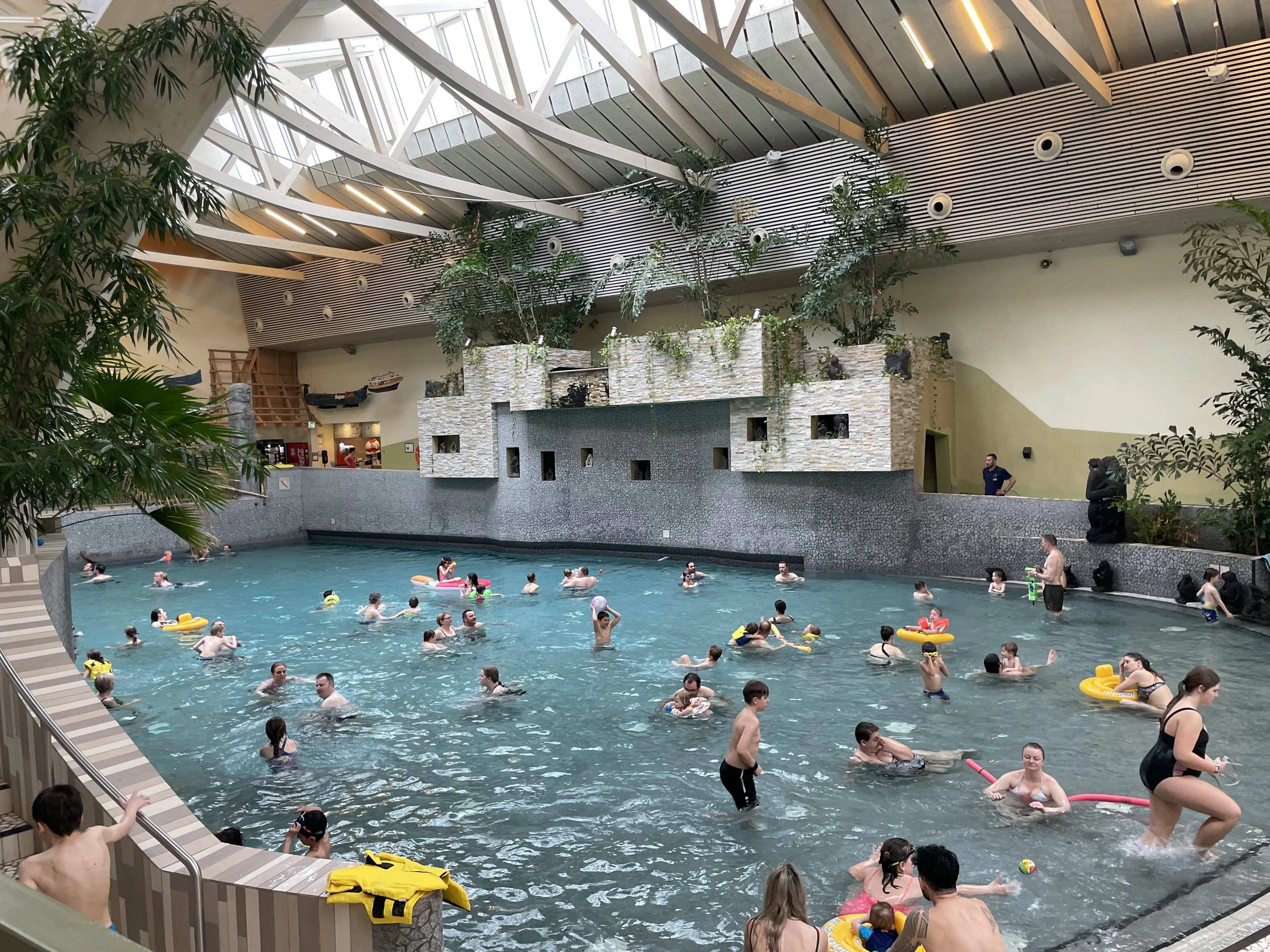 Hauptbecken im Aqua Mundo des Center Parcs Park Bostalsee mit Tropenpflanzen