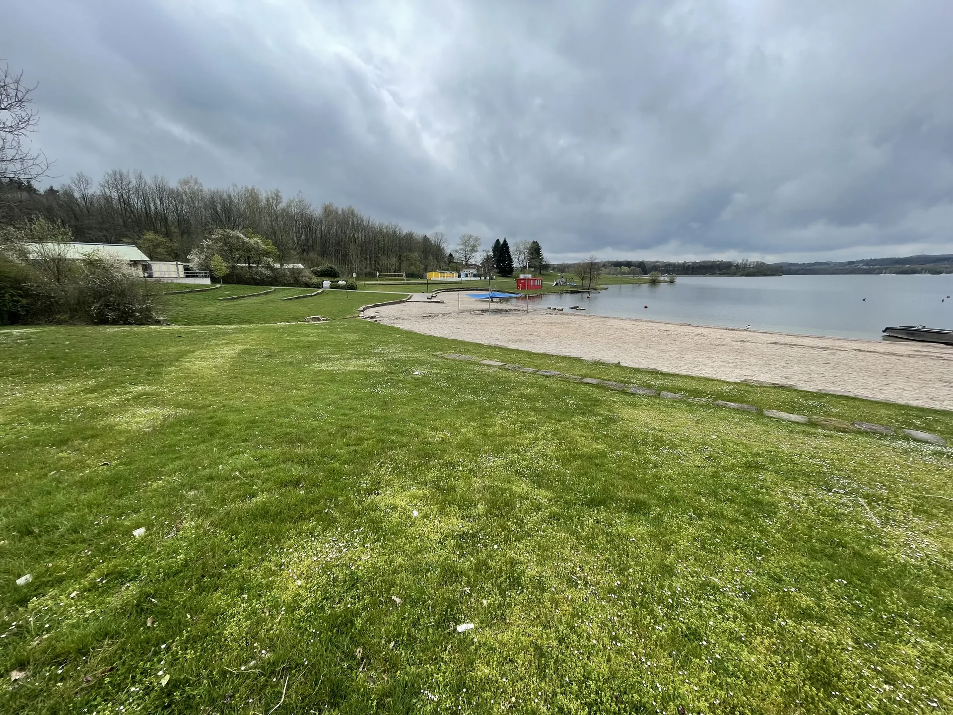 Das Strandbad am Bostalsee mit echtem Sand ist im Sommer eine Sensation für Familien