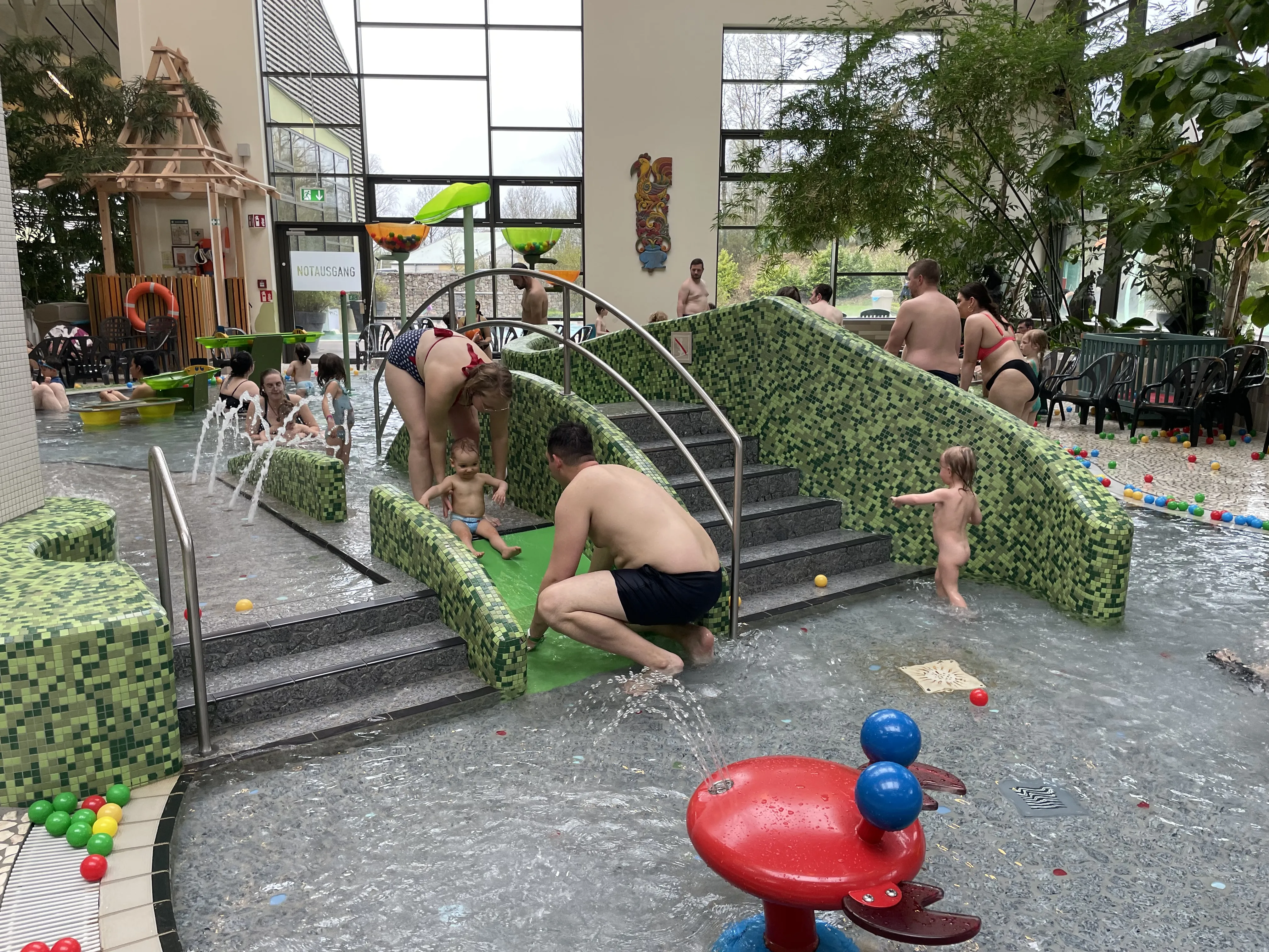 Viel Angebot für kleine Kinder im Kinderbecken