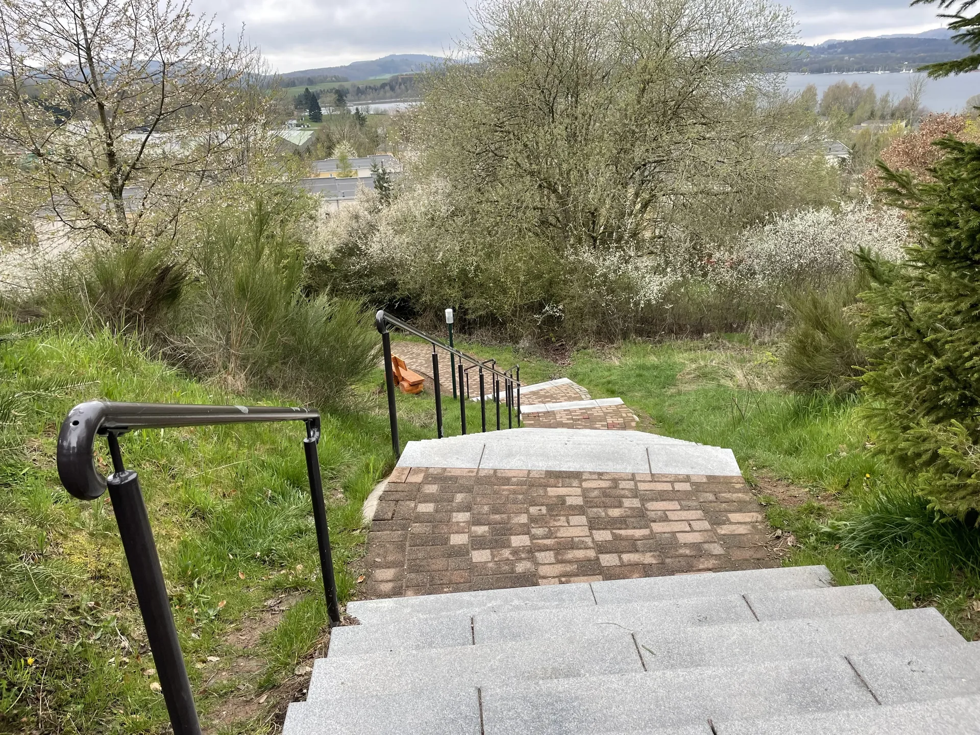 Treppen und Wege führen im Center Parcs Park Bostalsee den Hang hinauf zu den oberen Ferienhäusern
