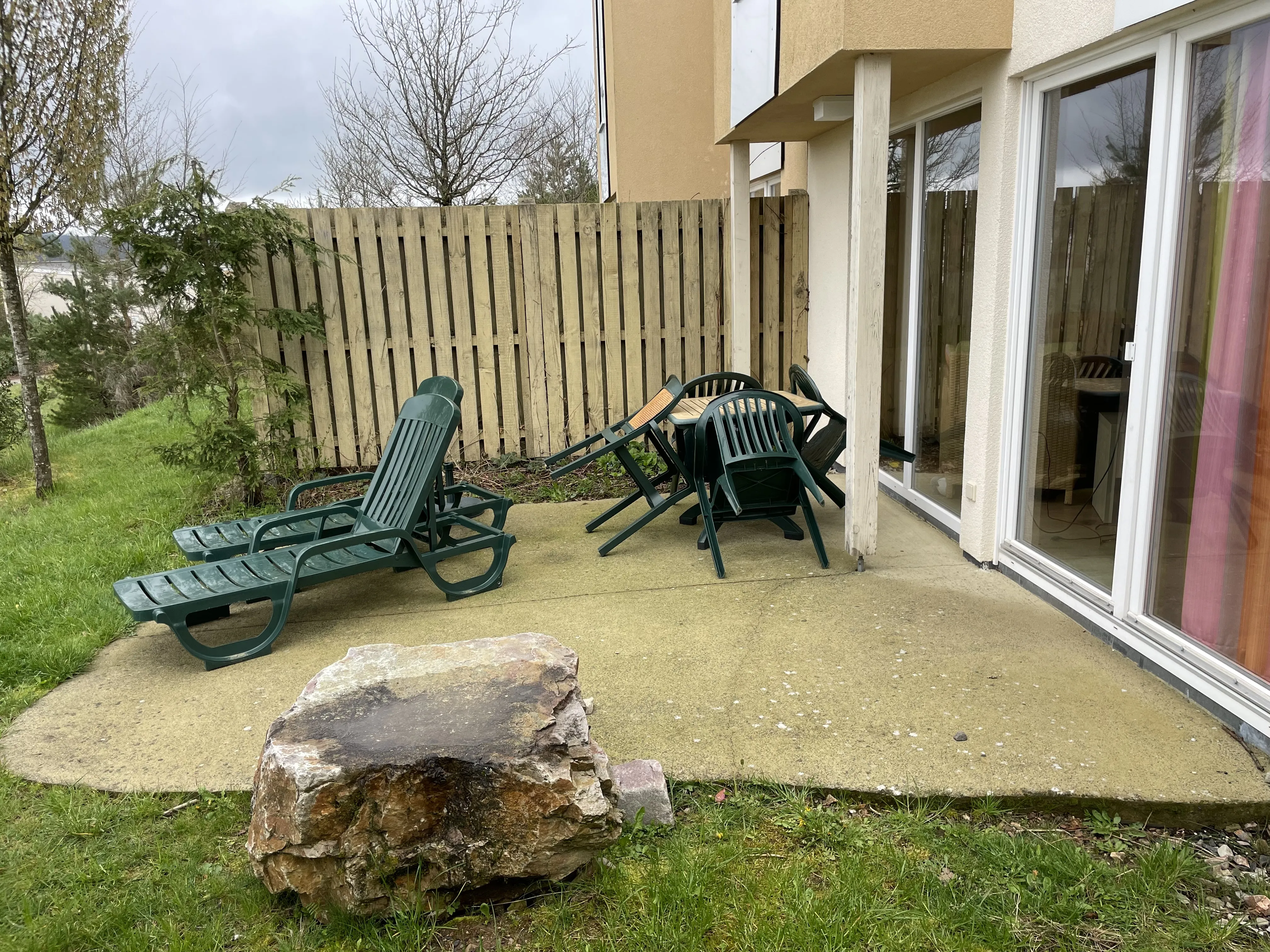 Übliche Comfort-Ferienhaus-Terrasse im Center Parcs Bostalsee