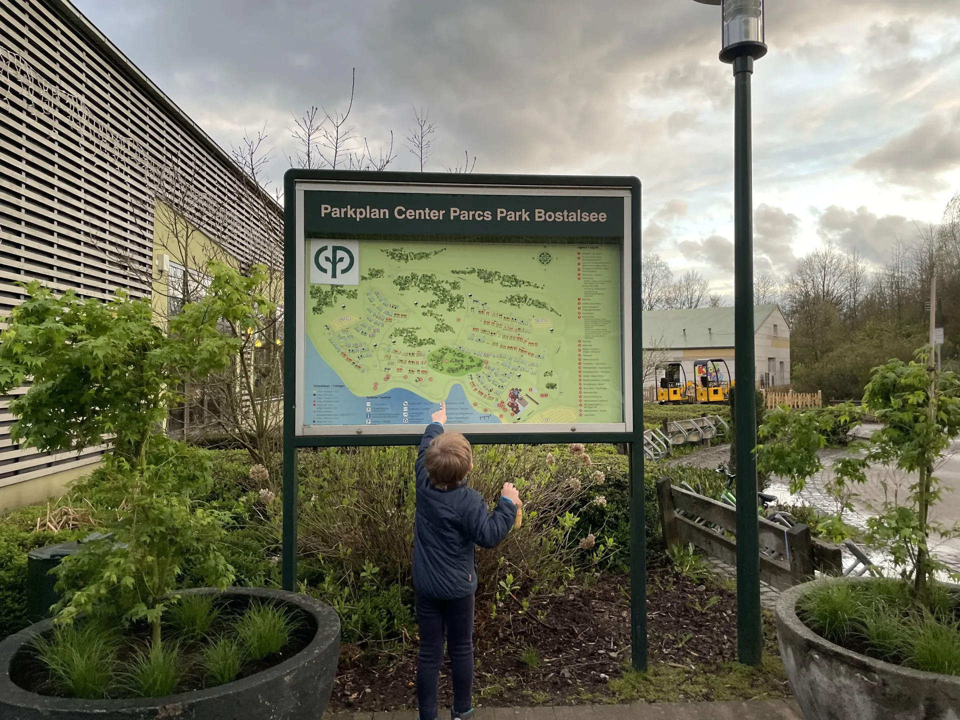 Der Große zeigt auf die Parkkarte des Center Parcs Park Bostalsee vor dem ersten Rundgang