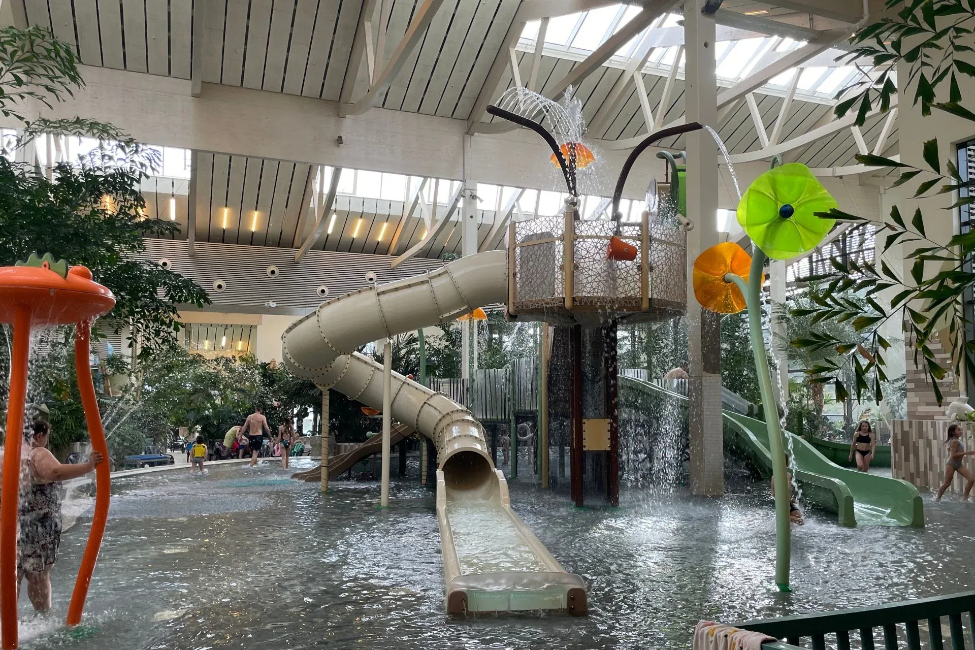Kinderbecken und Wasserattraktionen im Park Bostalsee
