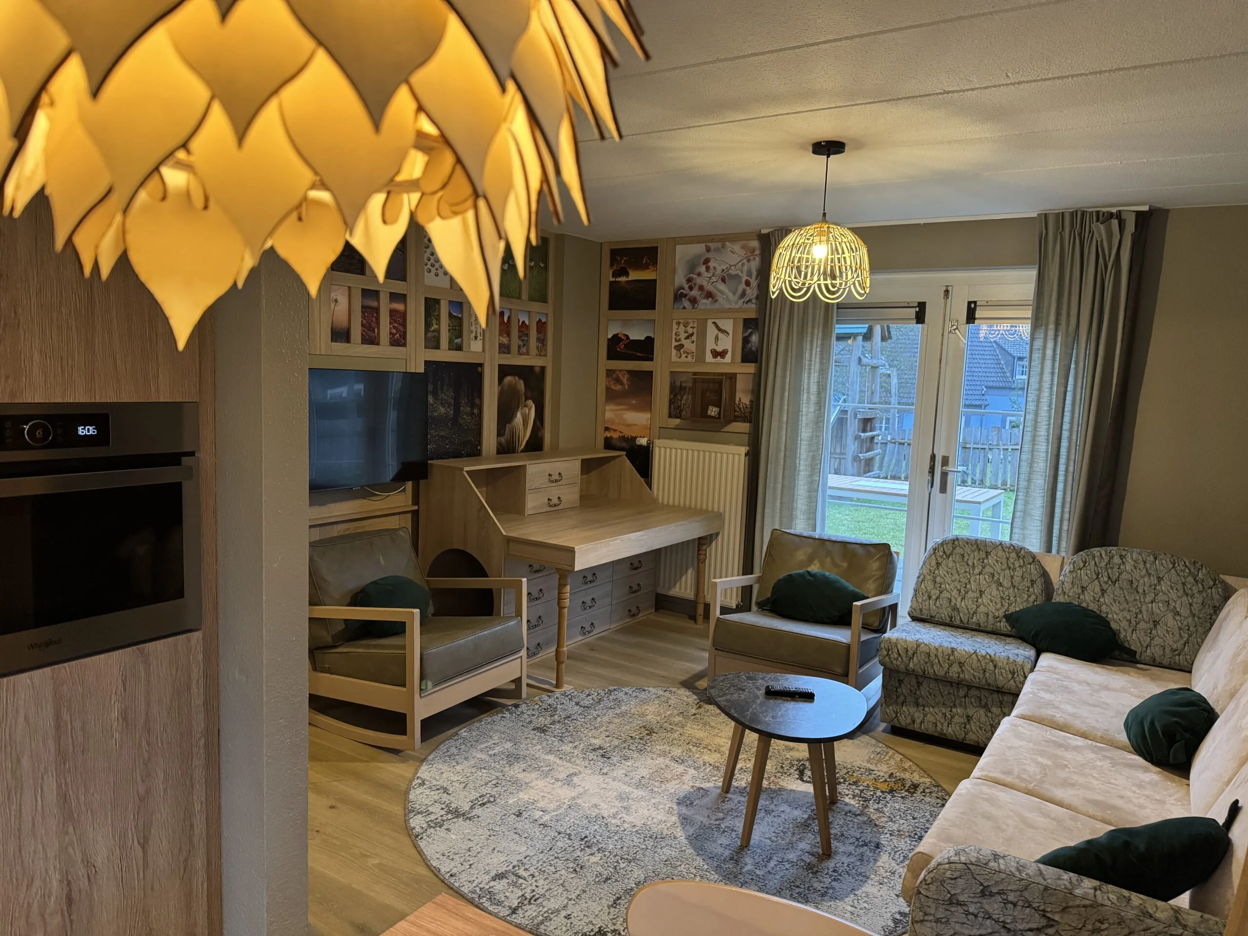 Wohnzimmer mit Wasserfall-Thema