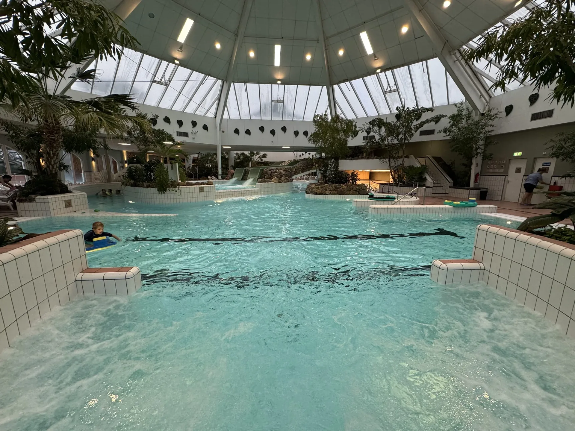 Aqua Mundo im Center Parcs Park Eifel mit Hauptbecken und Tropenpflanzen