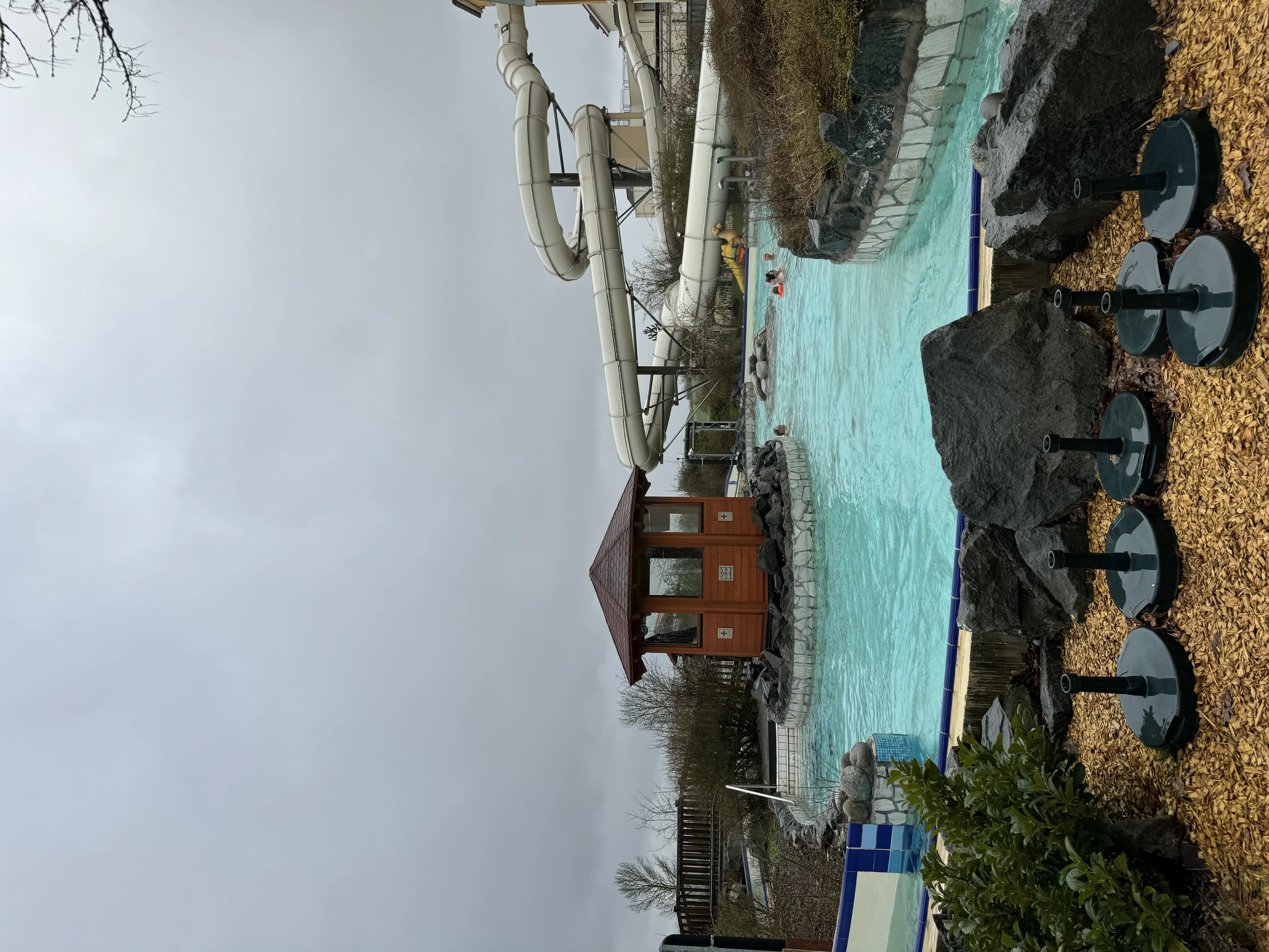 Der Außenbereich des Aqua Mundo mit beheiztem Außenbecken und Liegen