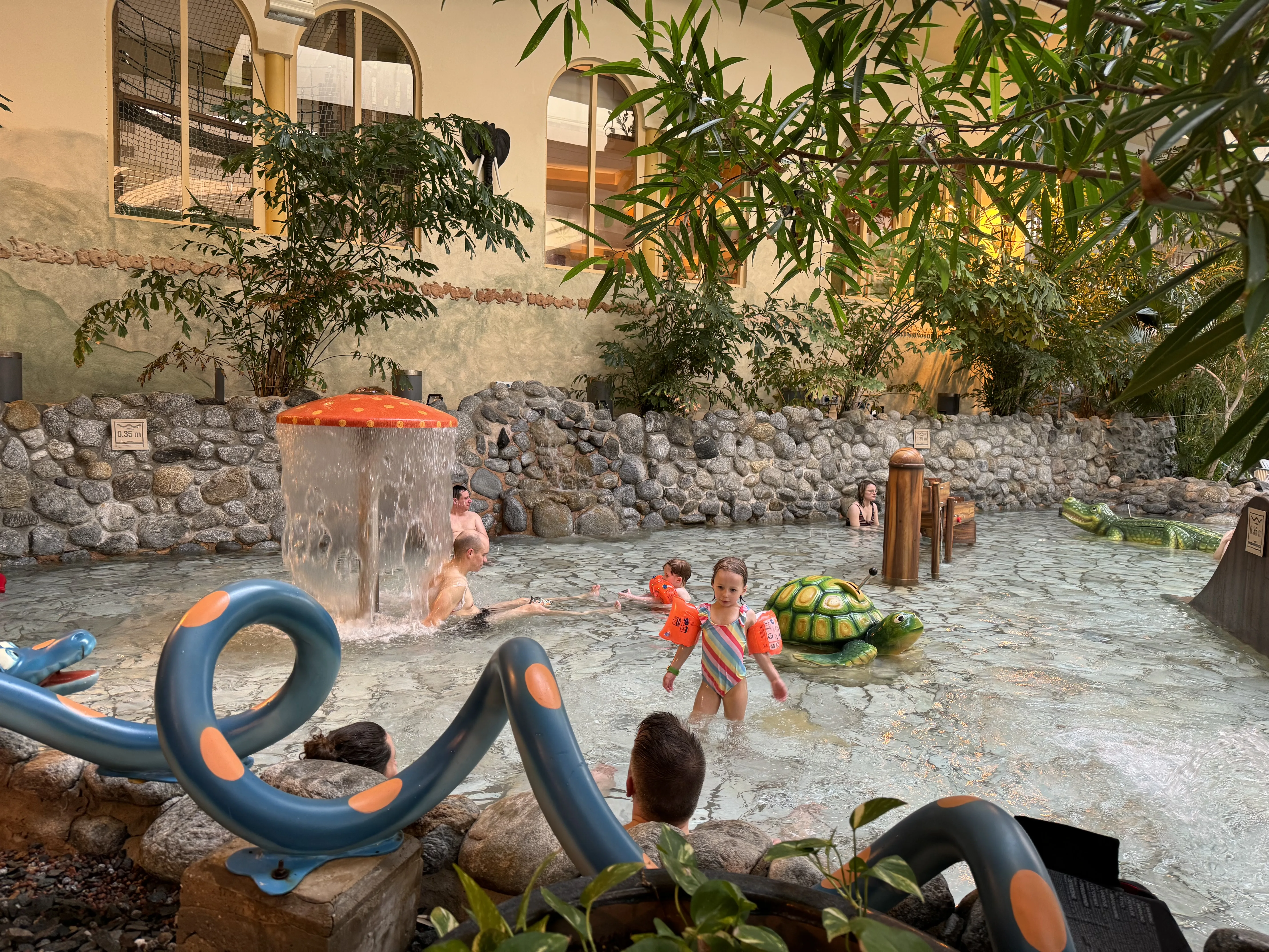 Das Kinderbecken mit Schirm-Fontäne und Schildkröten-Figur – ideal für Babys und Kleinkinder