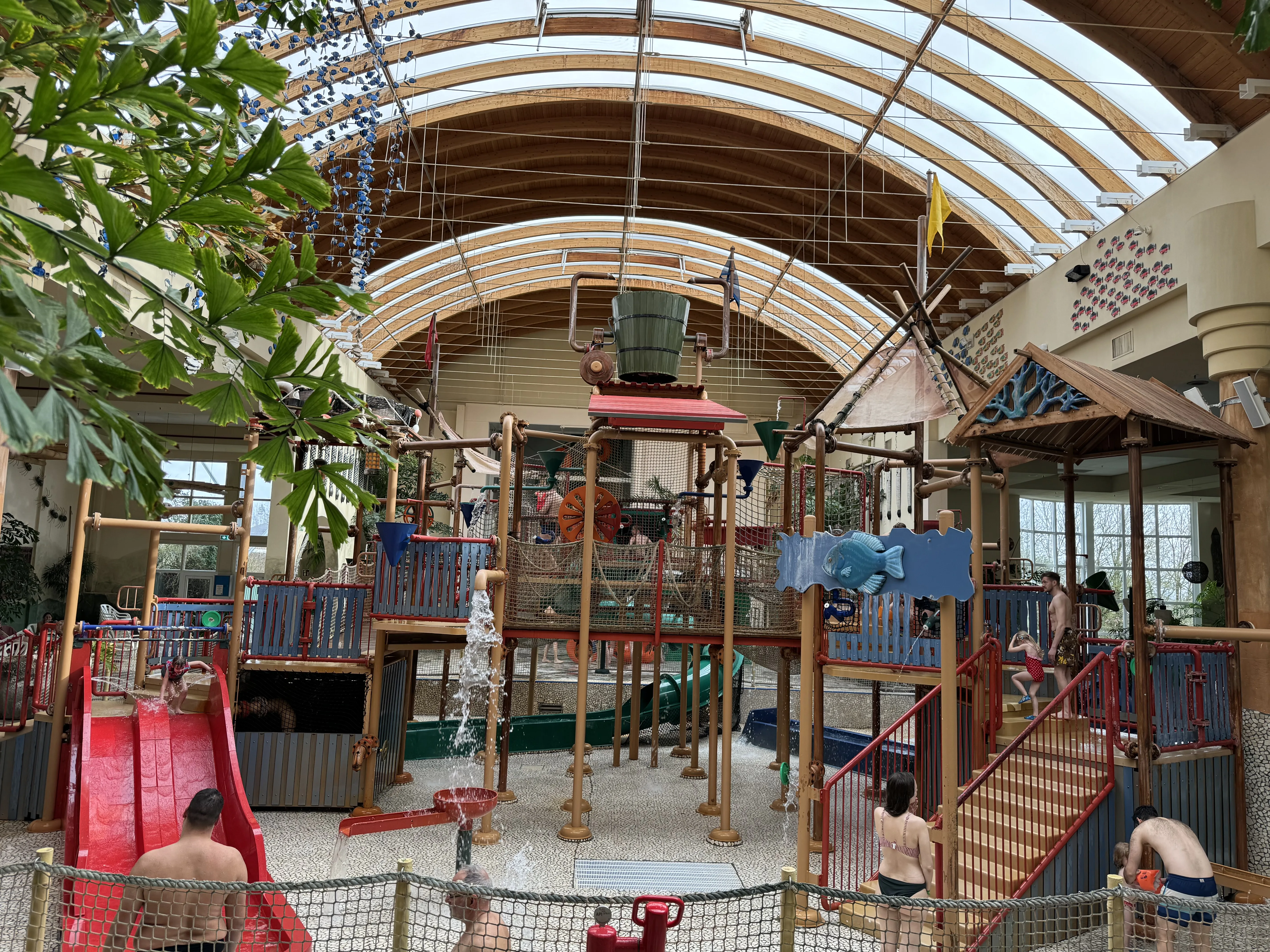 Das Waterplayhouse – mehrstöckige Spielanlage mit Rutschen und Wasserspielen unter dem Glasdach