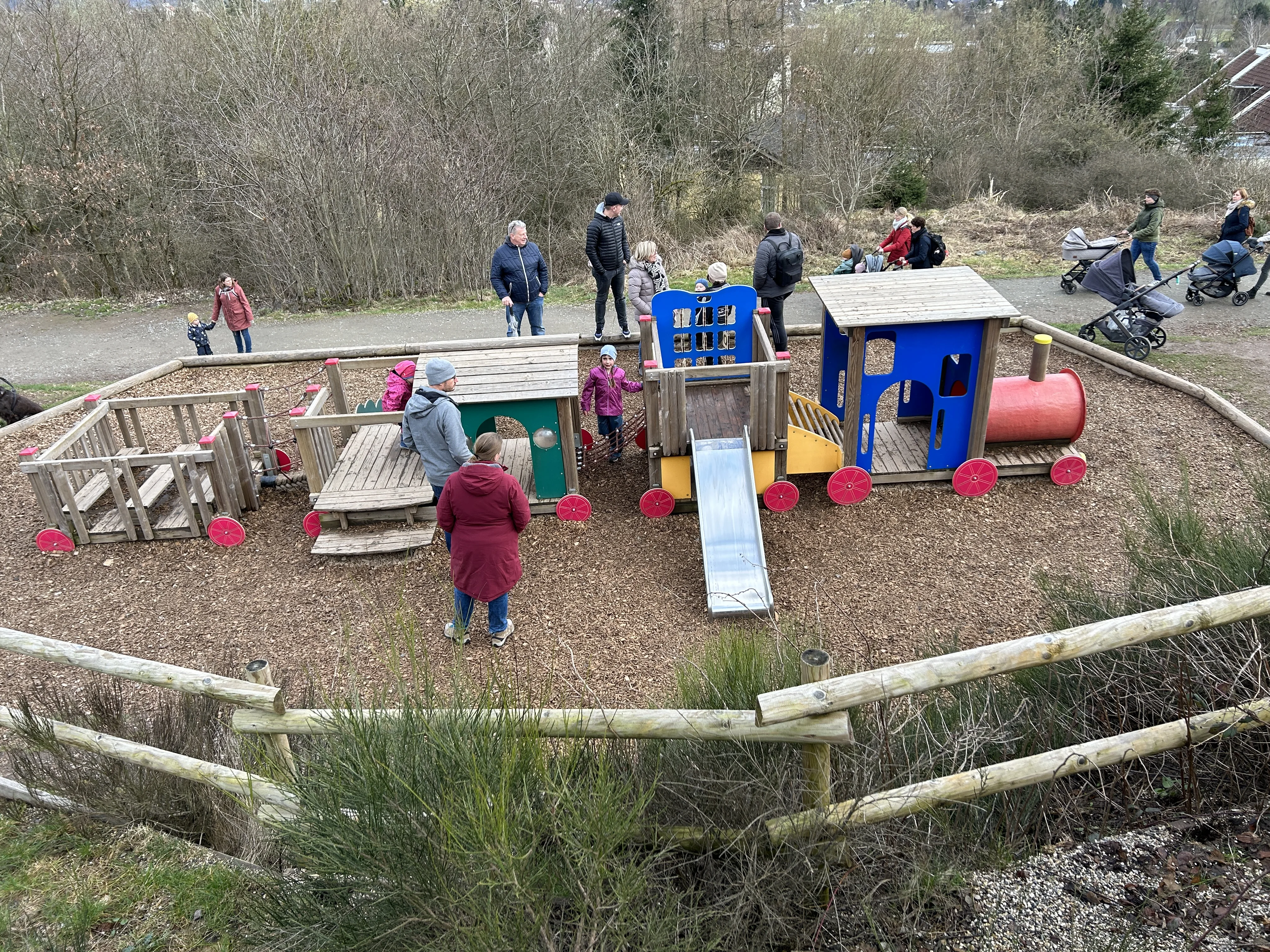 Spielbereich für Kleinkinder mit Lokomotive
