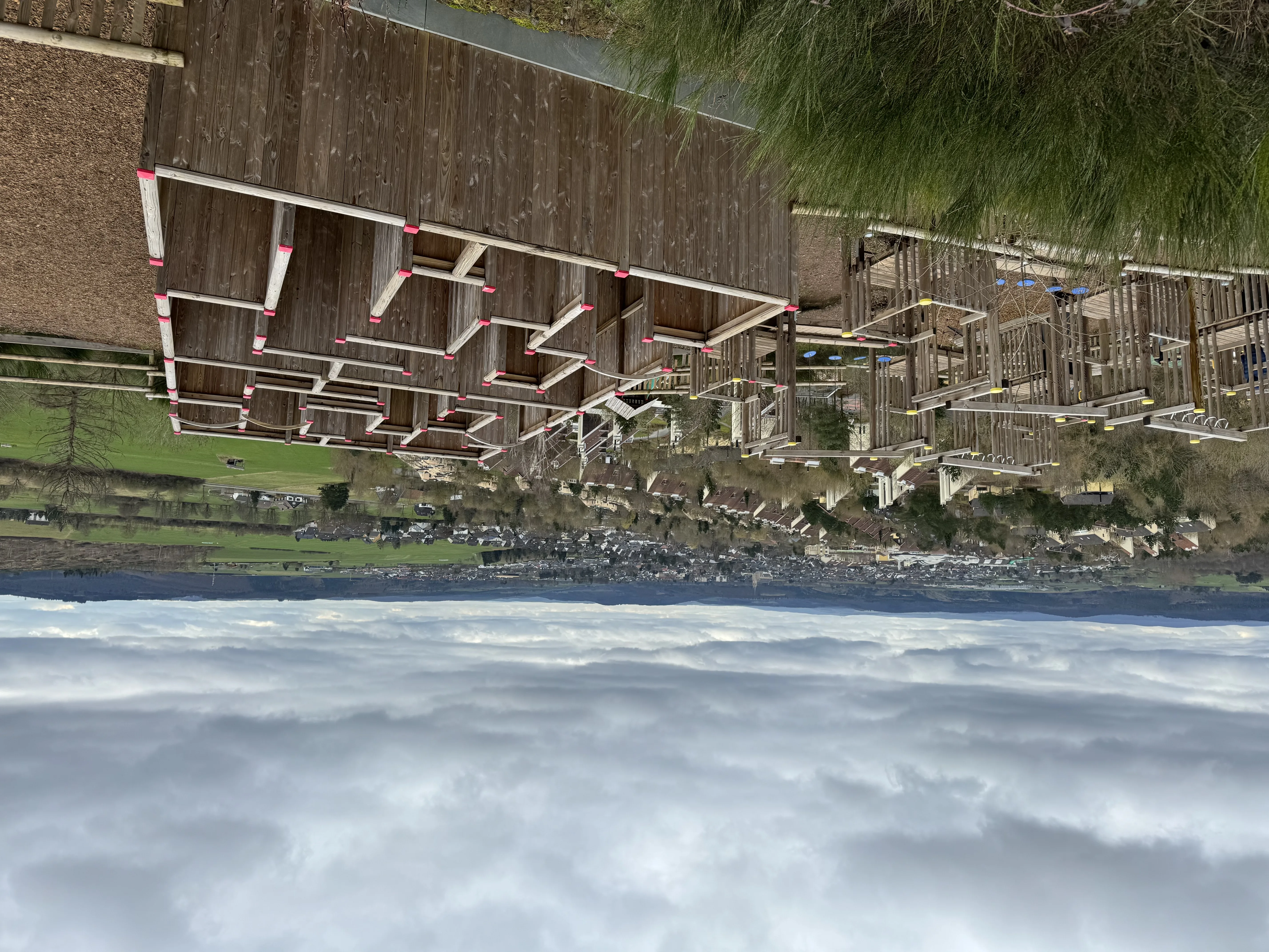 Ninja-Warrior-Parcours mit Kletterelementen