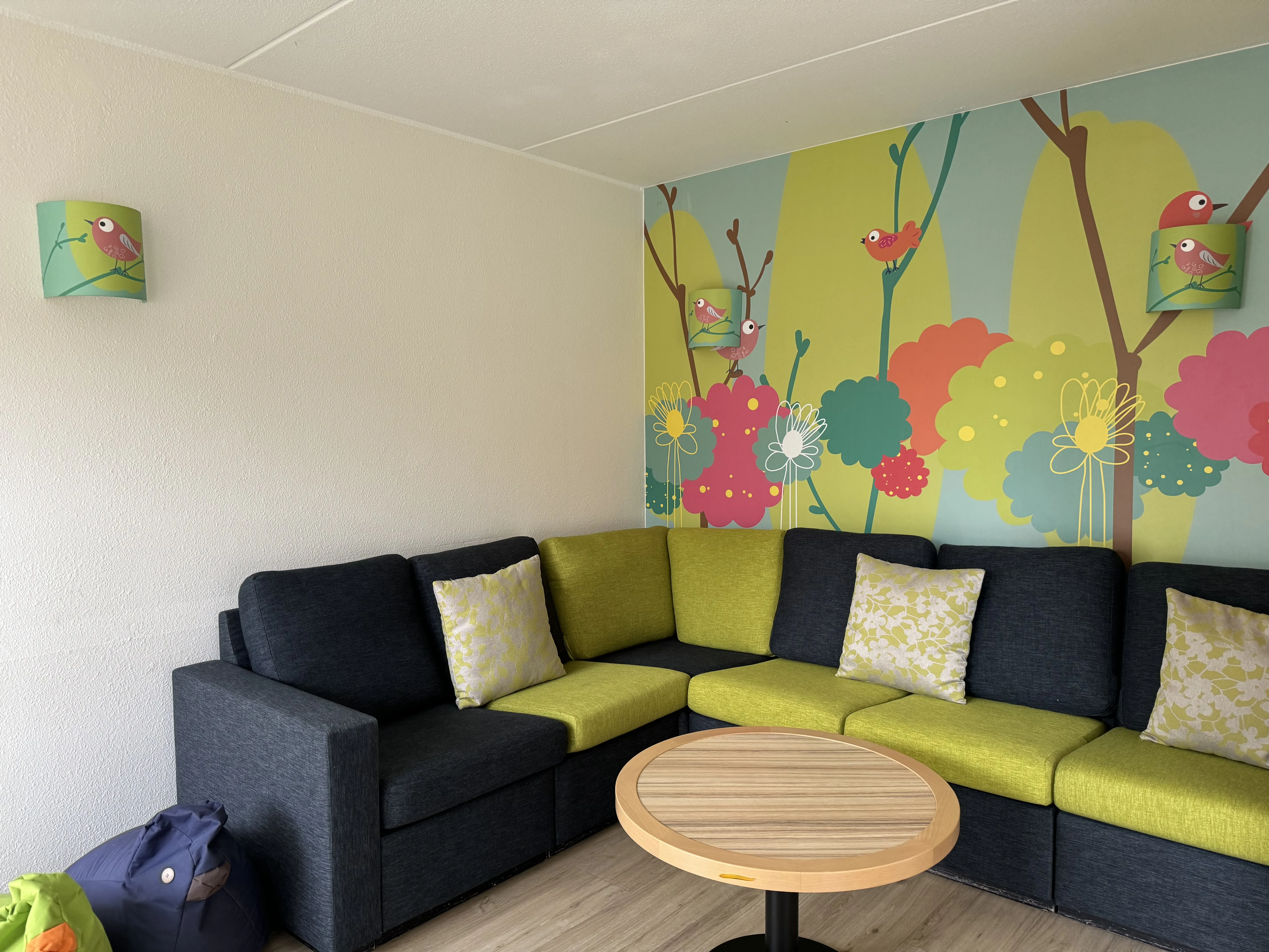 Das gemütliche Wohnzimmer mit Esstisch