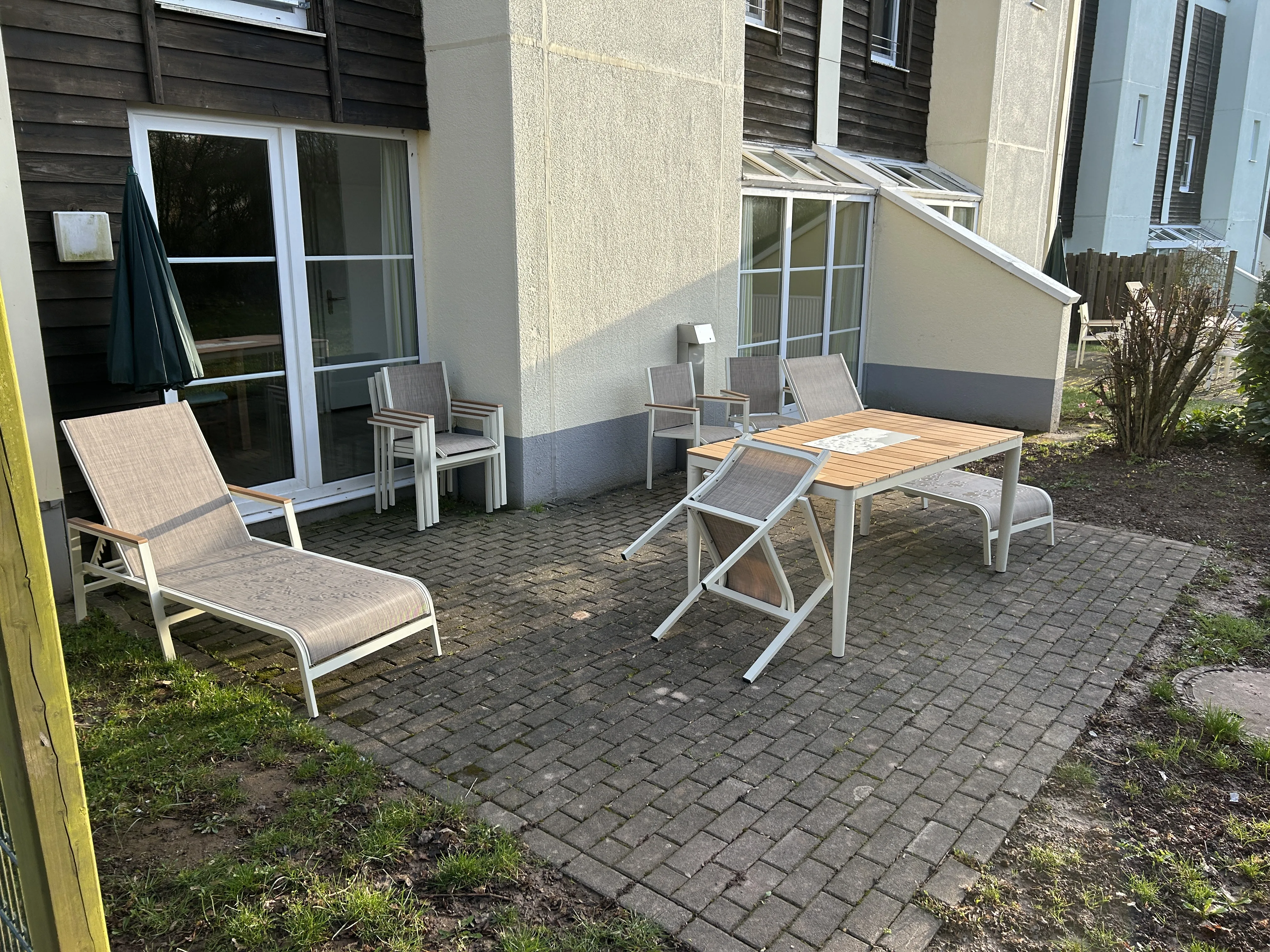 Die Terrasse am Comfort-Ferienhaus – überschaubar, aber funktional