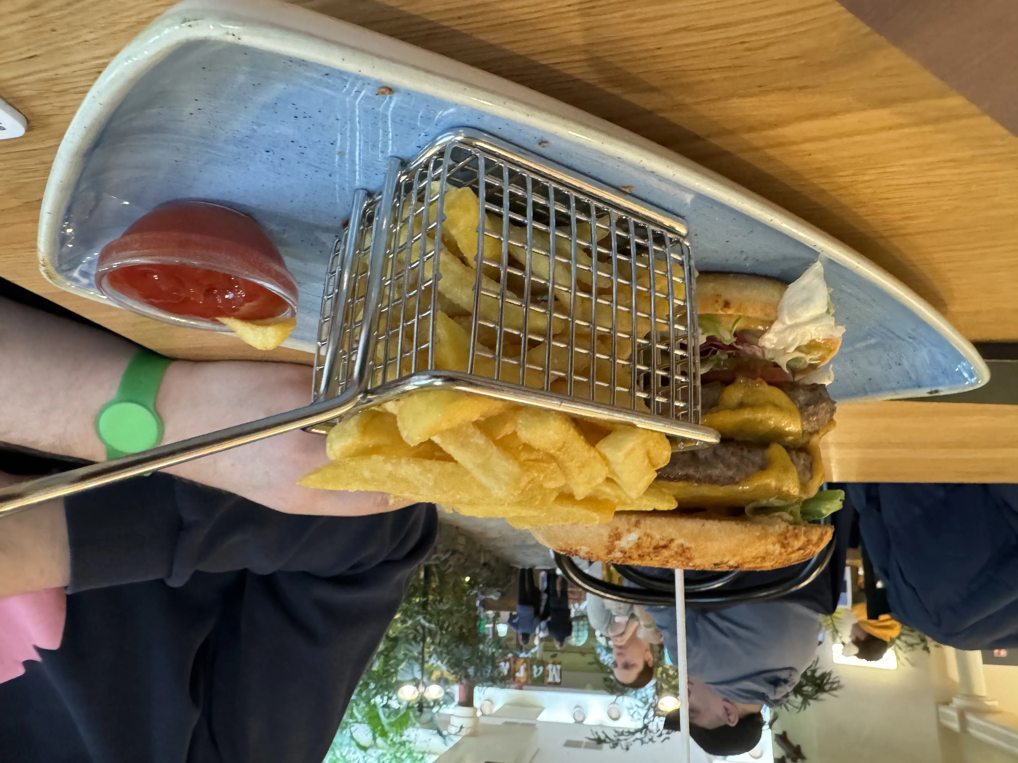 Burger mit Pommes – eher Gastro-Qualität als Fast Food