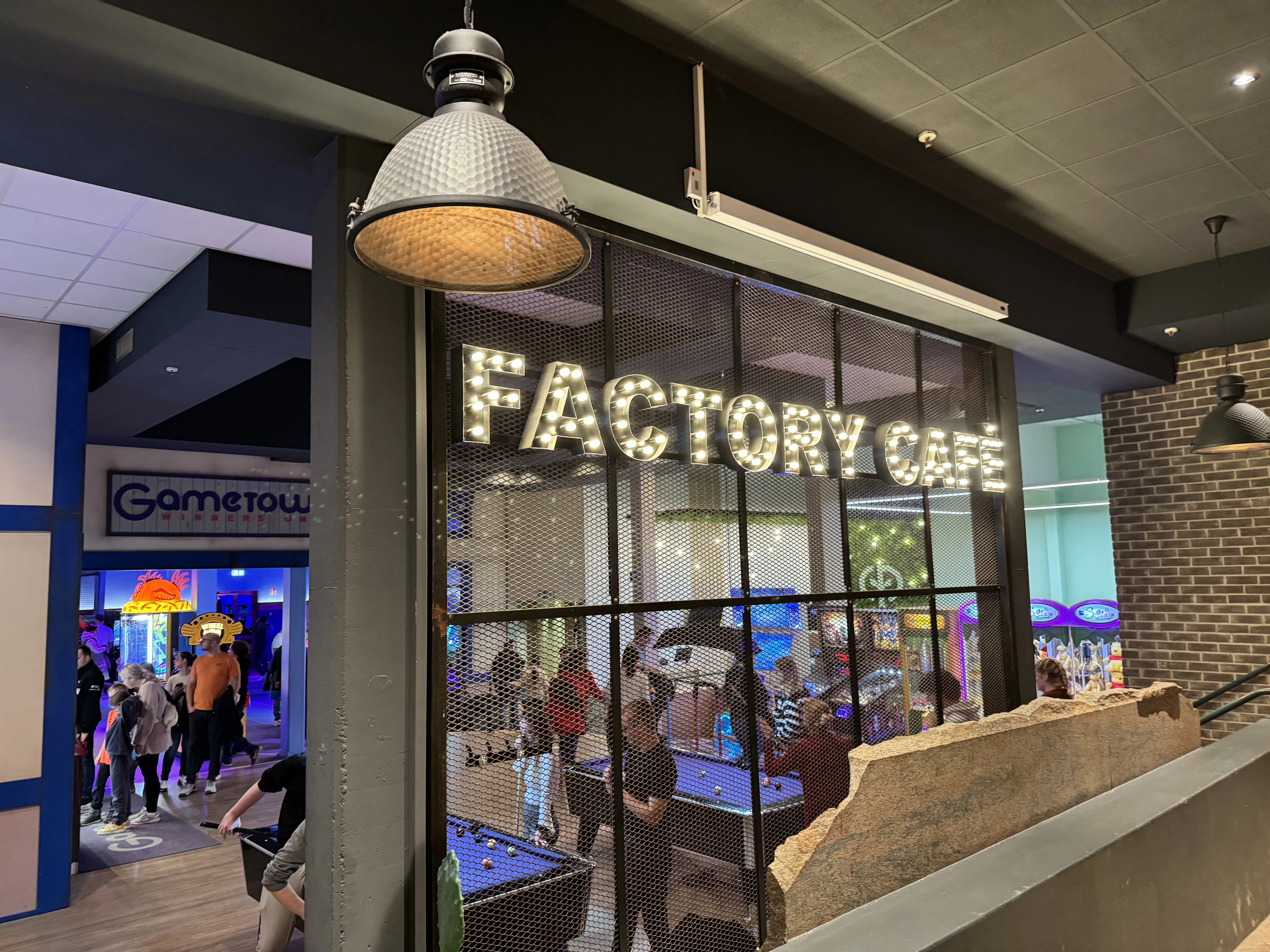 Das Factory Café mit Blick auf die Gametown