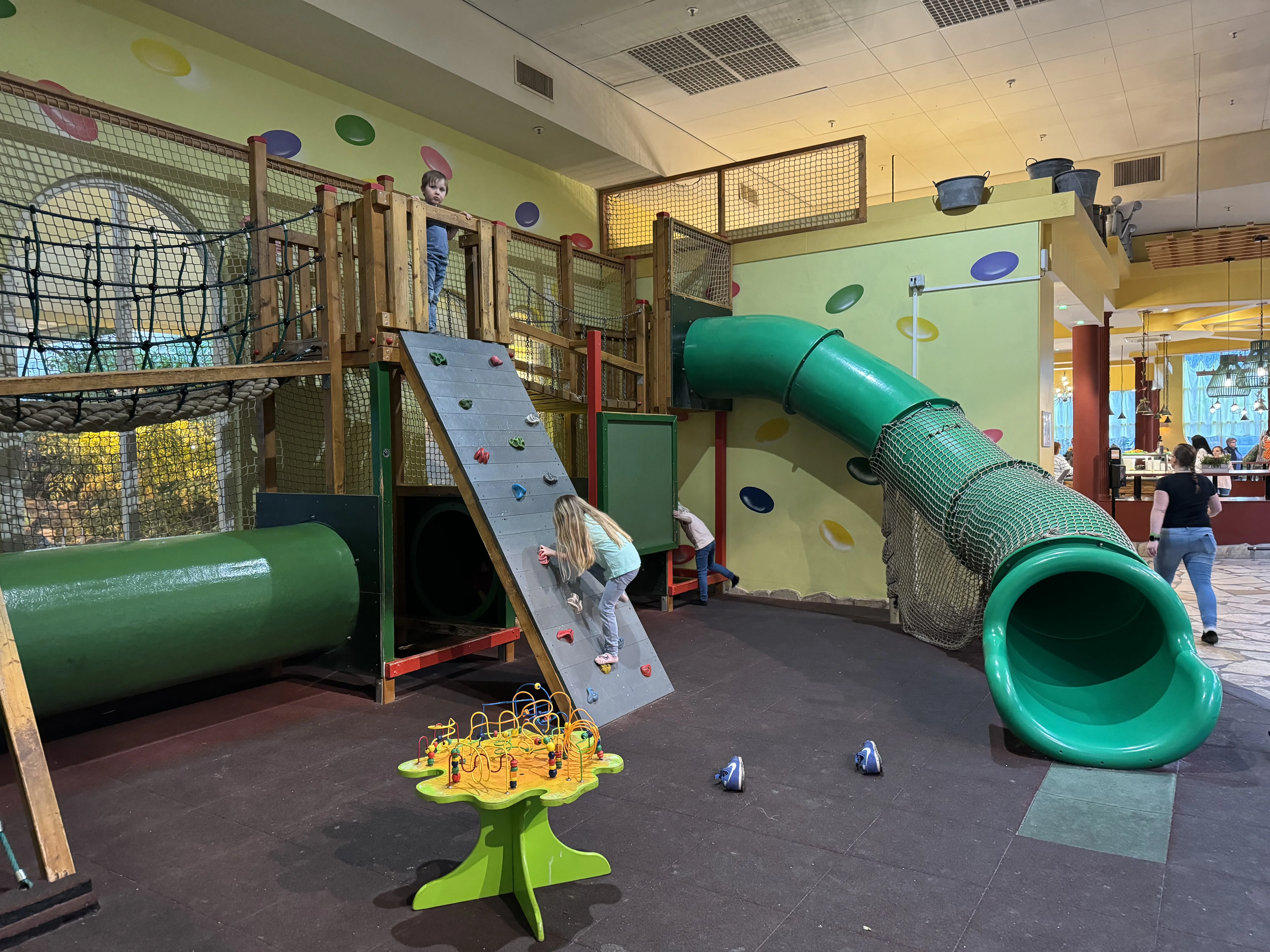 Der Indoor-Spielplatz im Buffet-Restaurant – Klettergerüst mit Röhrenrutsche