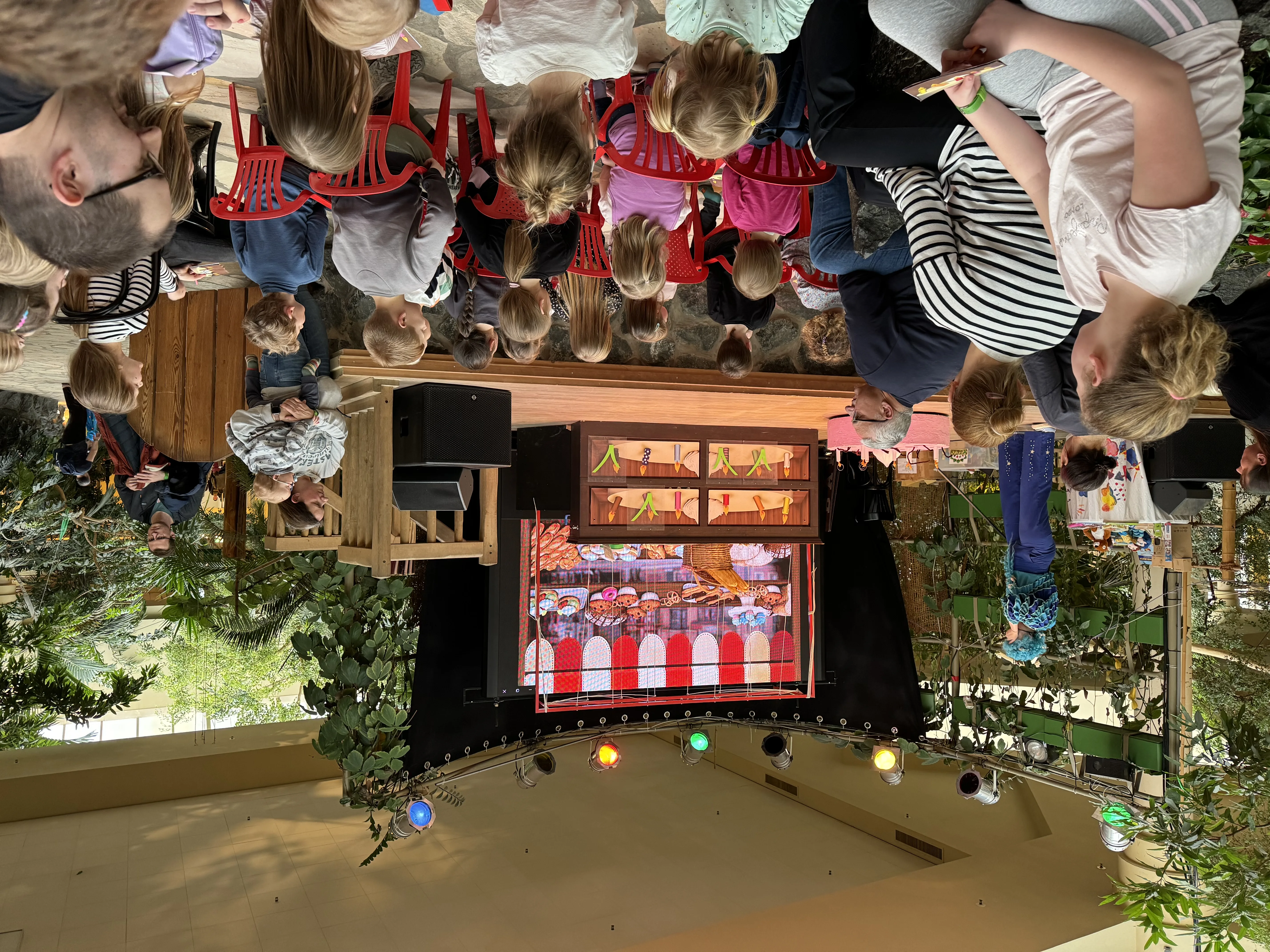 Kinder-Bingo – konzentrierte kleine Gesichter vor der Bühne