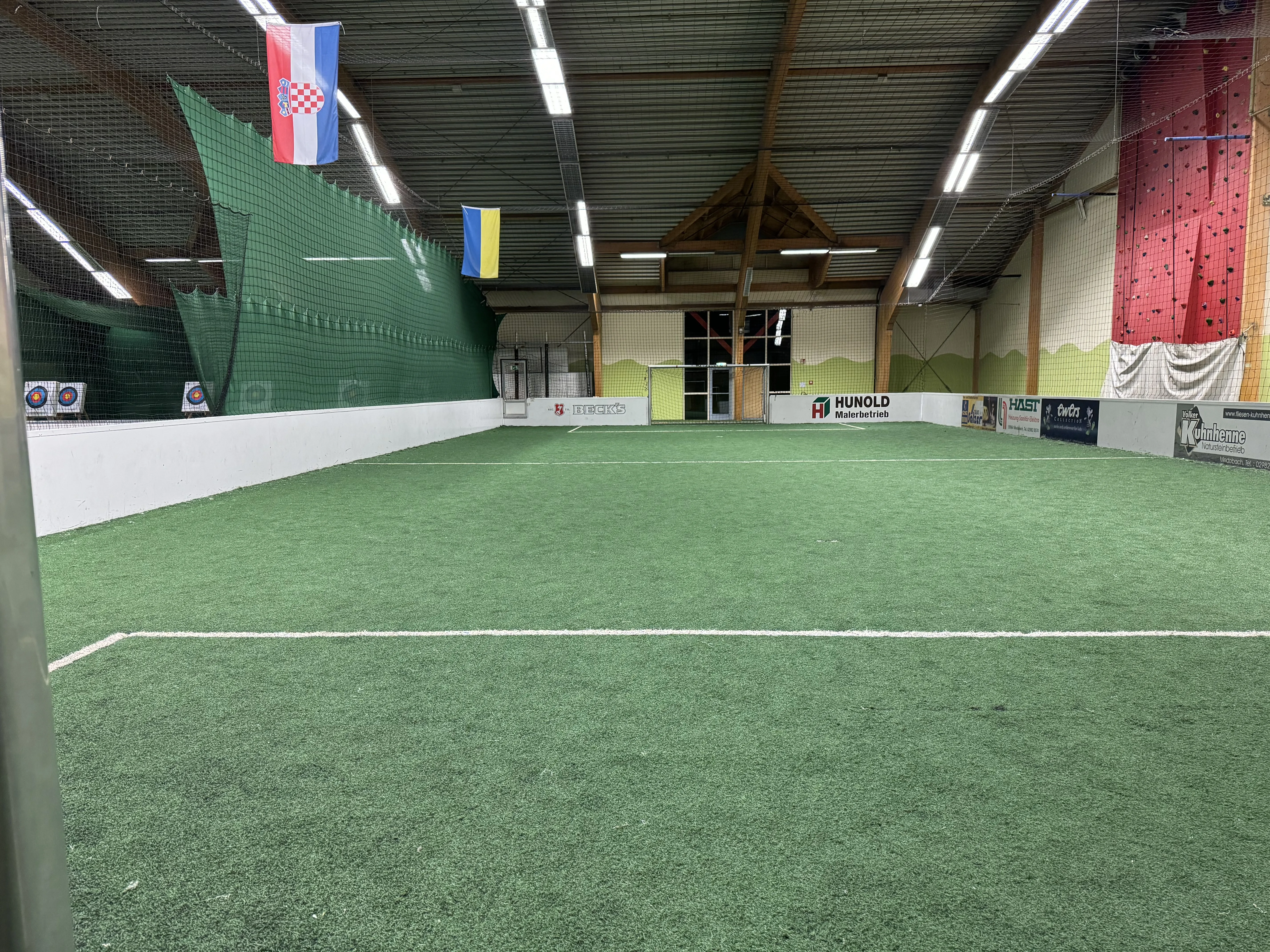 Die Indoor-Soccerhalle – großes Feld mit Kunstrasen
