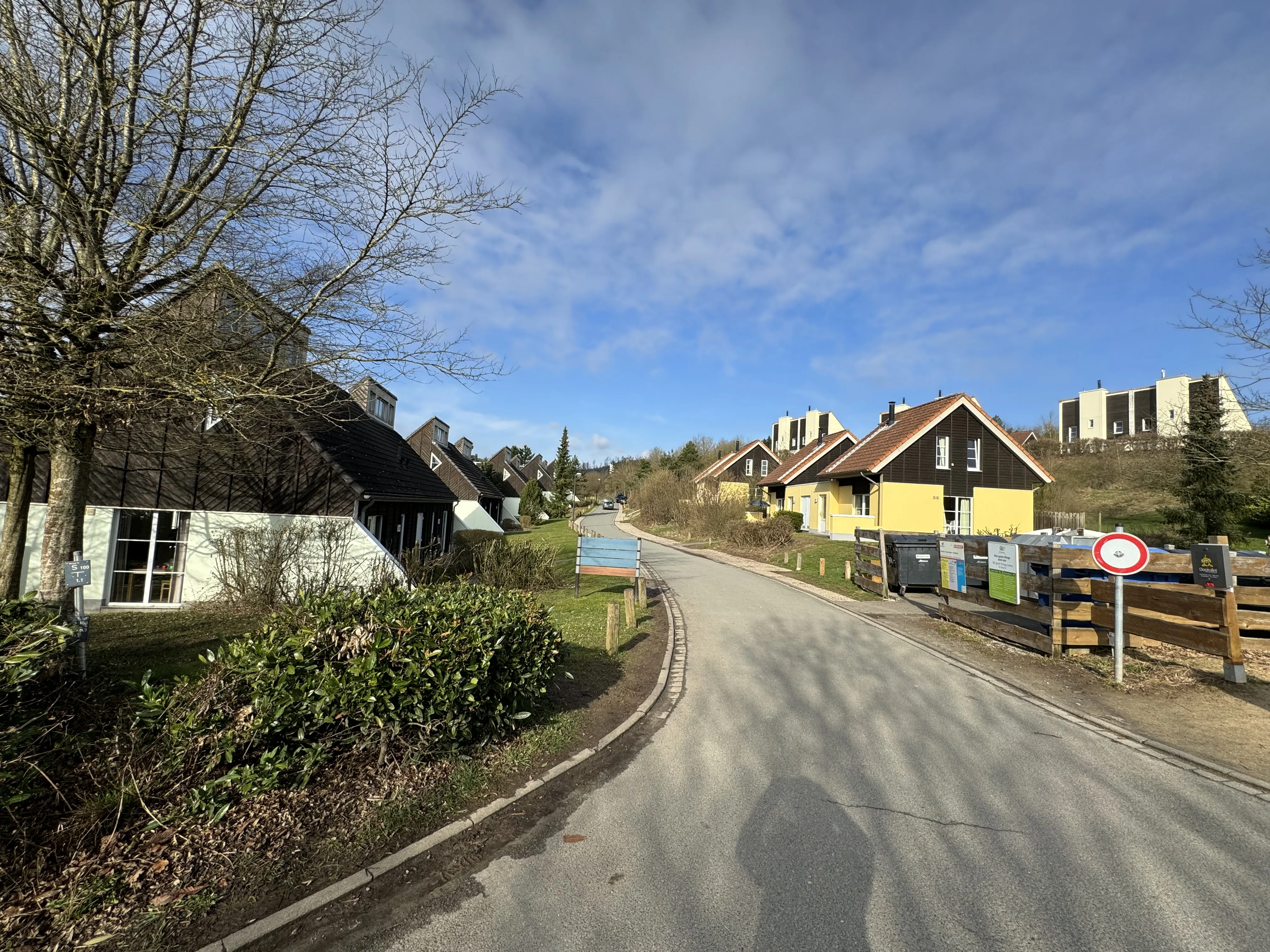 Typische Straße im Park – autofrei und kinderfreundlich