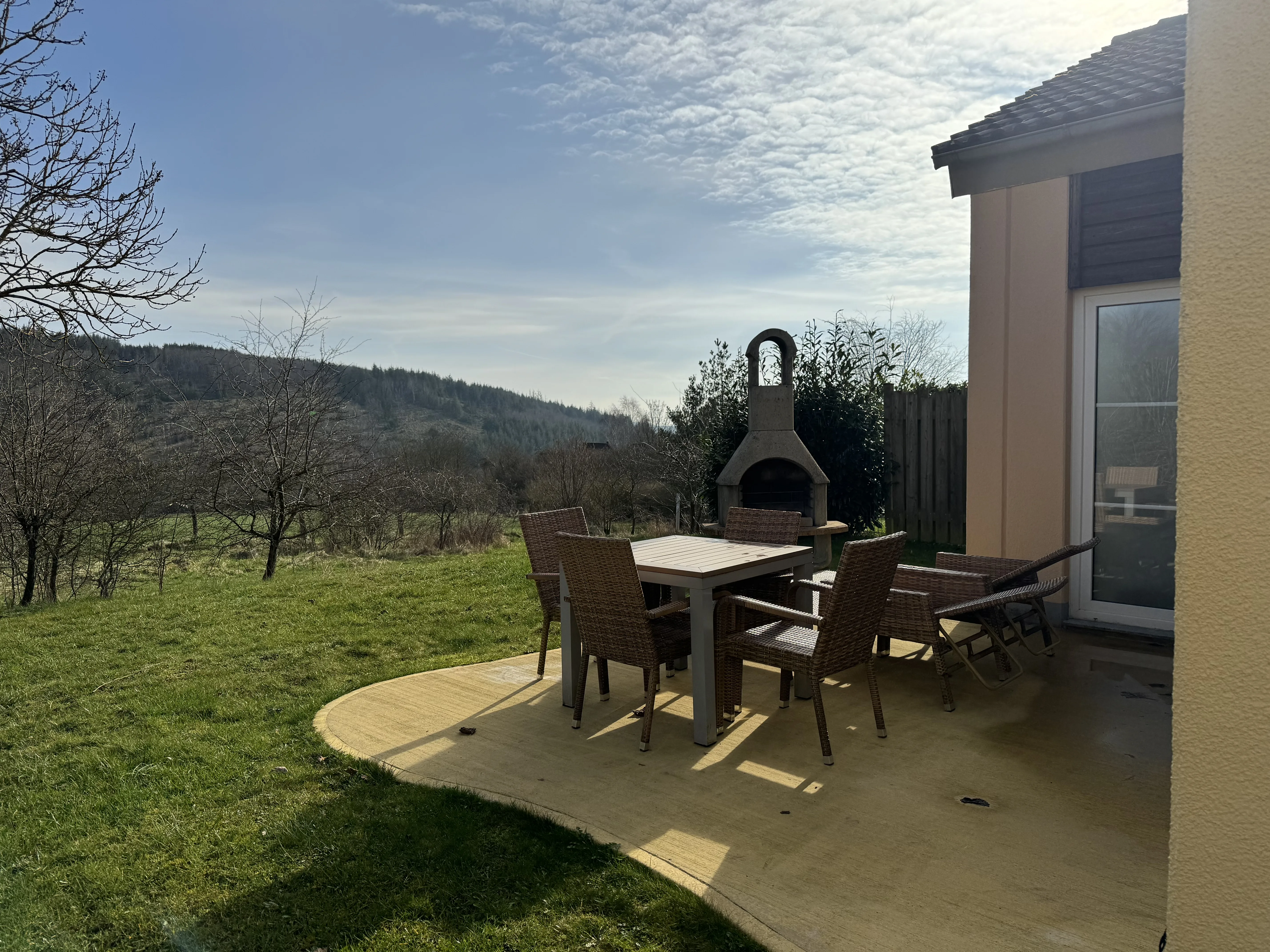 Die VIP-Terrasse mit Grillkamin und Panoramablick auf das Sauerland