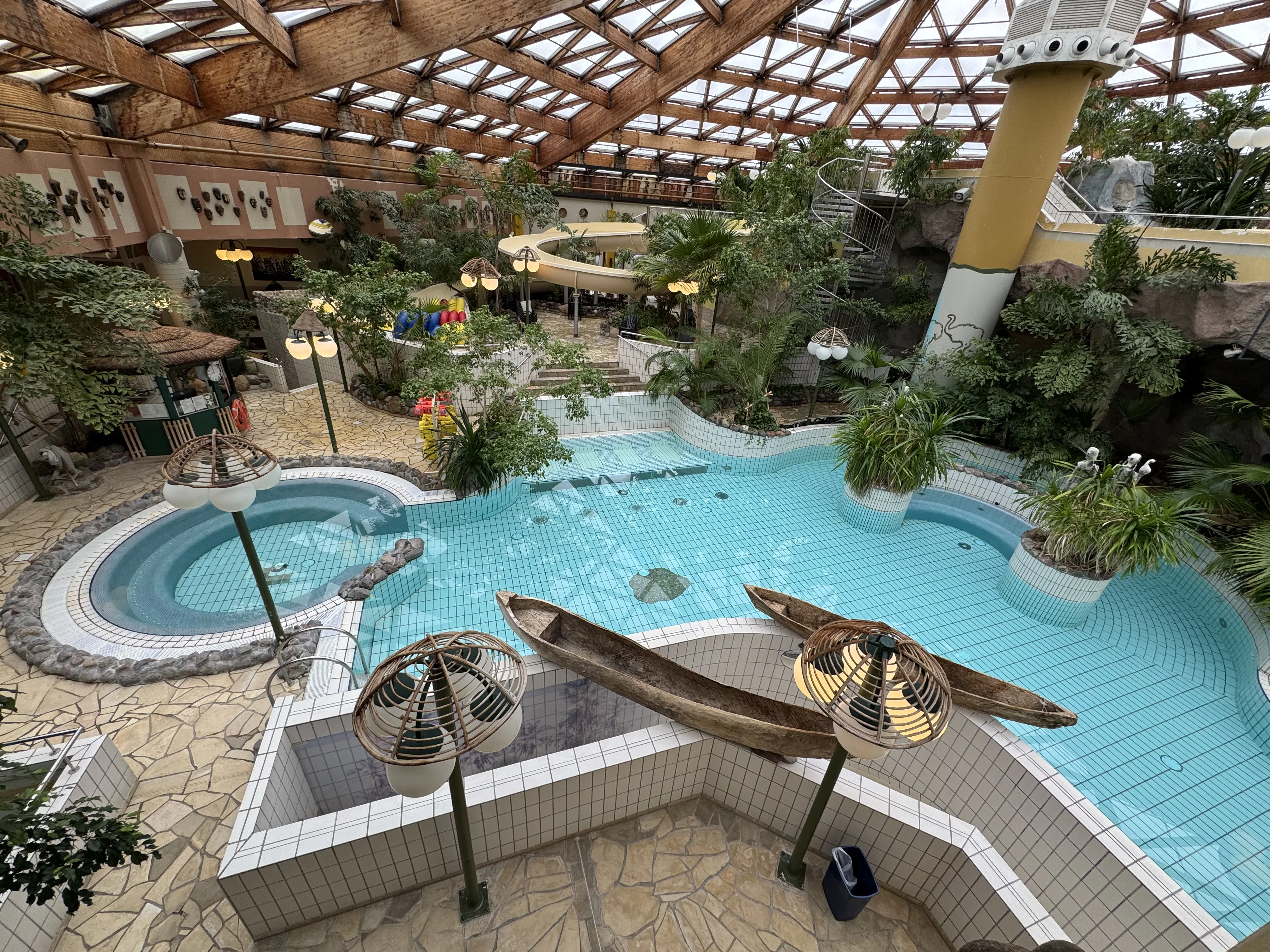 Drinnen im Aqua Mundo – die Beckenlandschaft hat uns positiv überrascht
