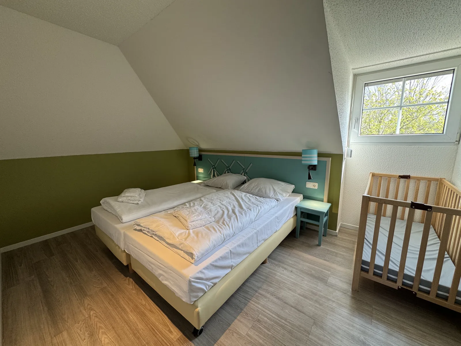 Schlafzimmer im Comfort-Ferienhaus – schlicht, aber ordentlich