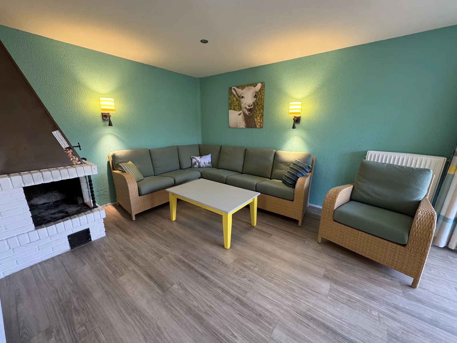 Wohnzimmer mit Kamin – auch in der Comfort-Kategorie Standard