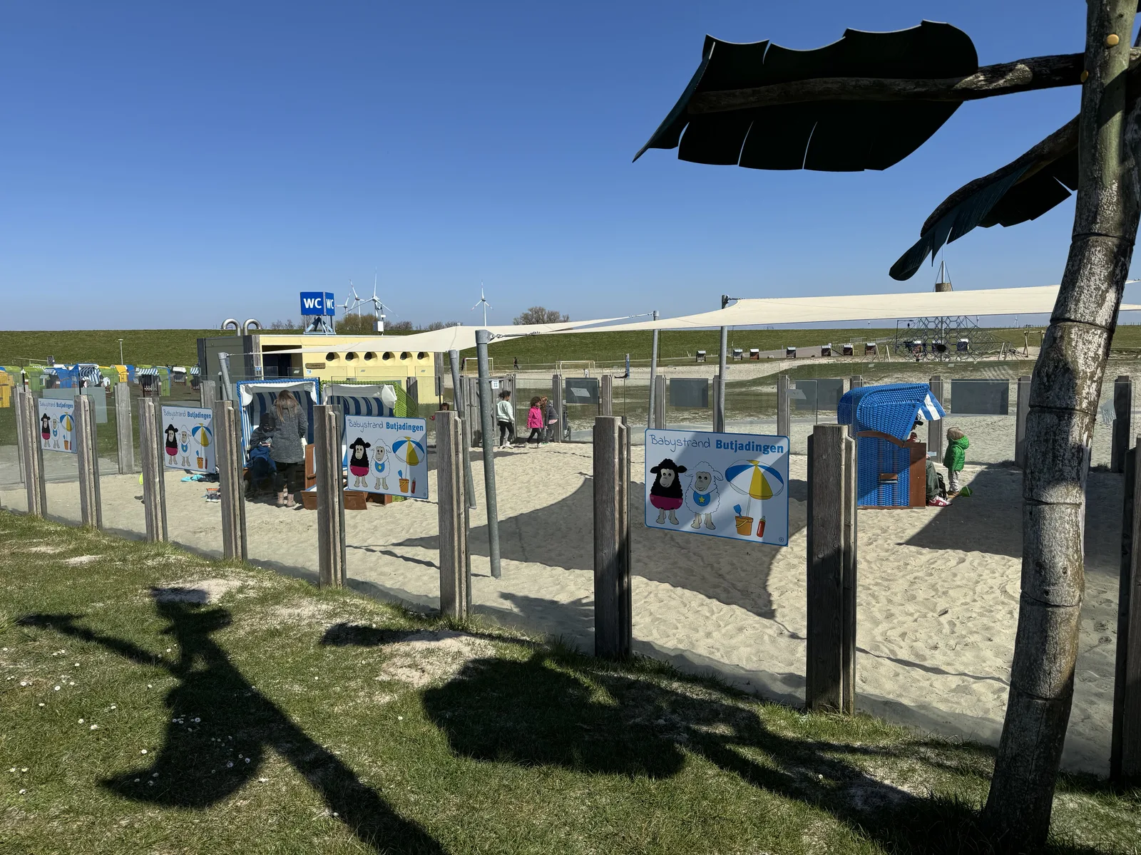 Der Babystrand mit Glaswänden als Windschutz – perfekt für Ludwig