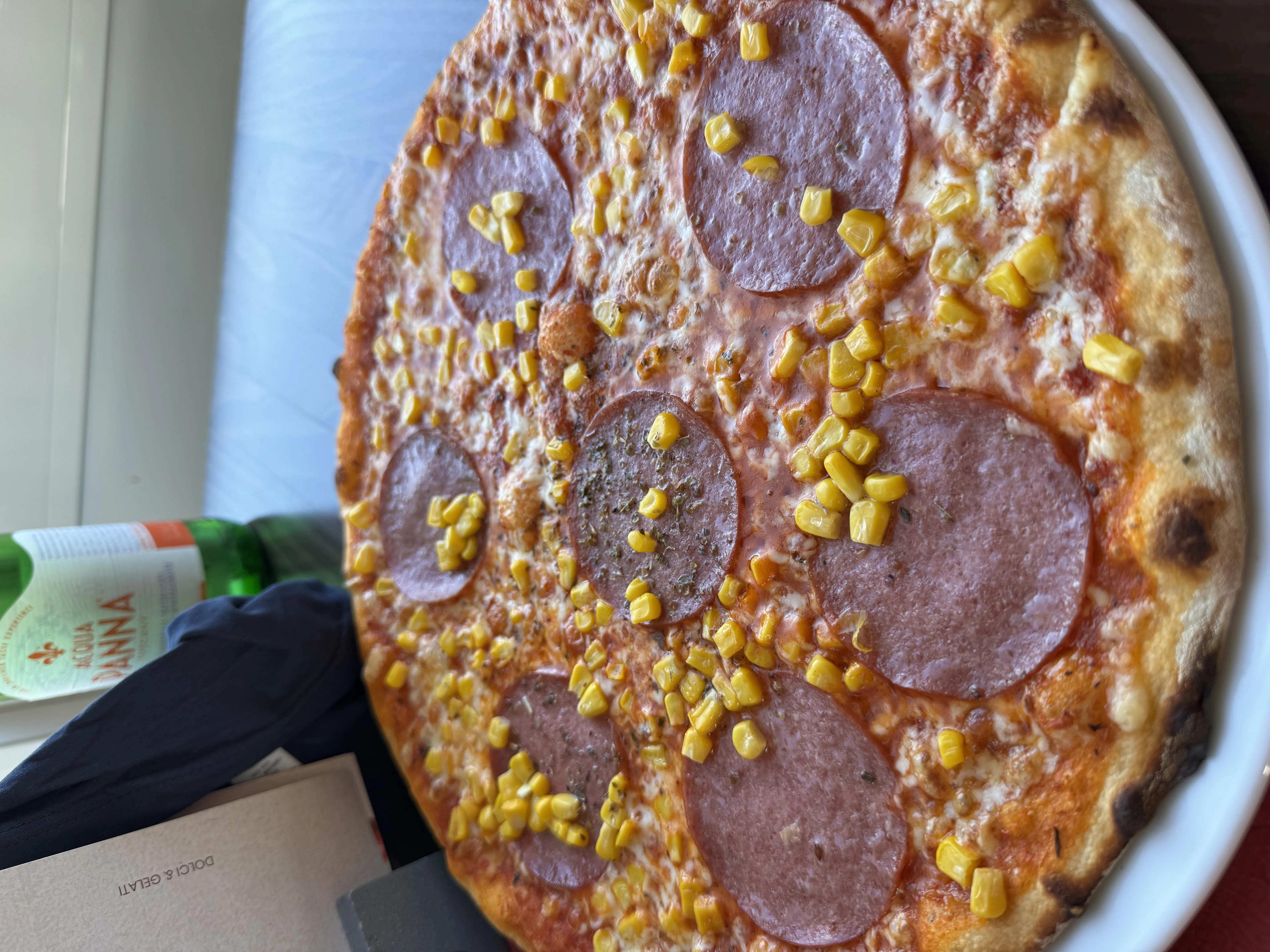 Pizza mit Salami und Mais im Giardino – durchschnittlich, aber die Aussicht macht's wett