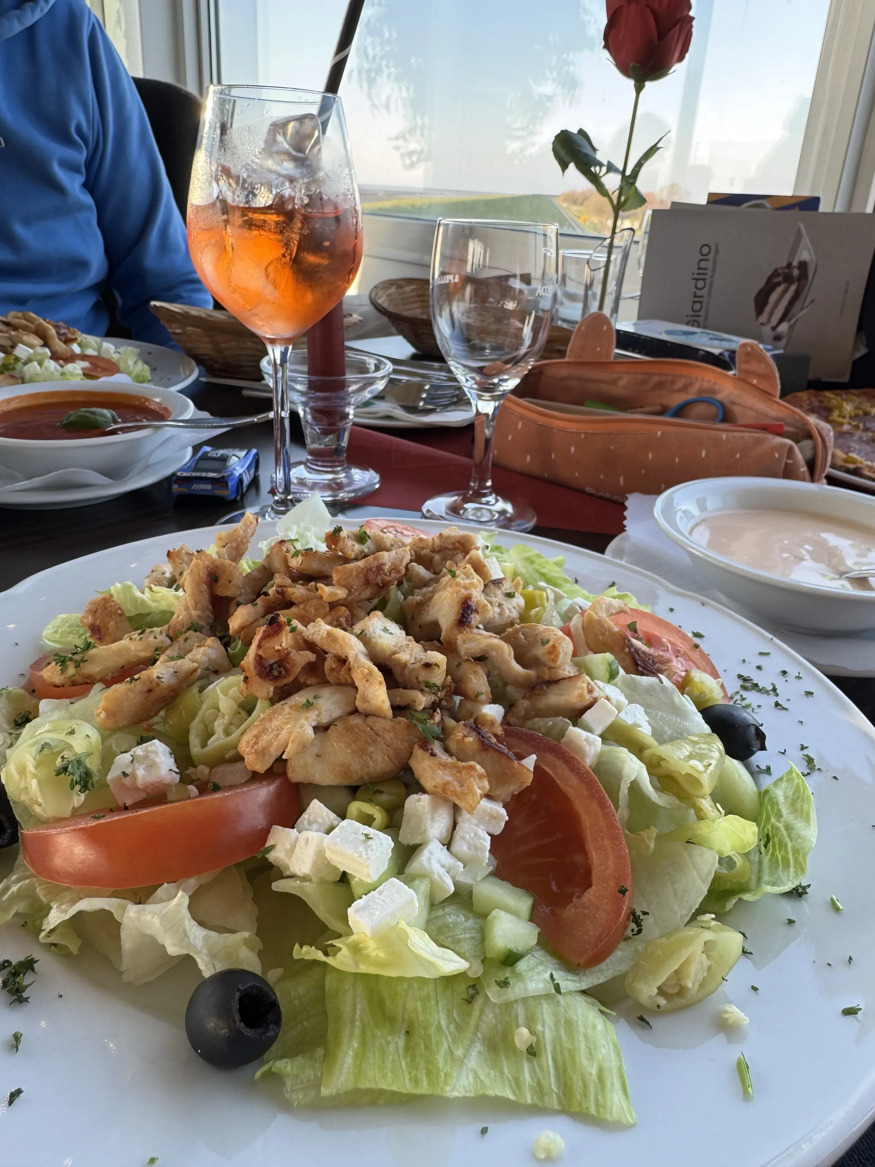 Salat mit Hähnchen im Giardino – solide Kost mit Meerblick