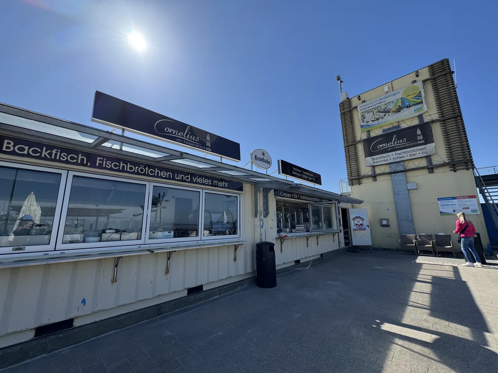 Die Buden und Restaurants am Friesenstrand – hier gibt es Fischbrötchen und mehr