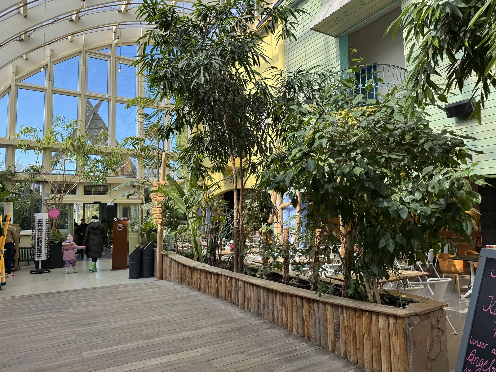 Der Eingangsbereich des Market Dome – tropische Pflanzen und viel Tageslicht