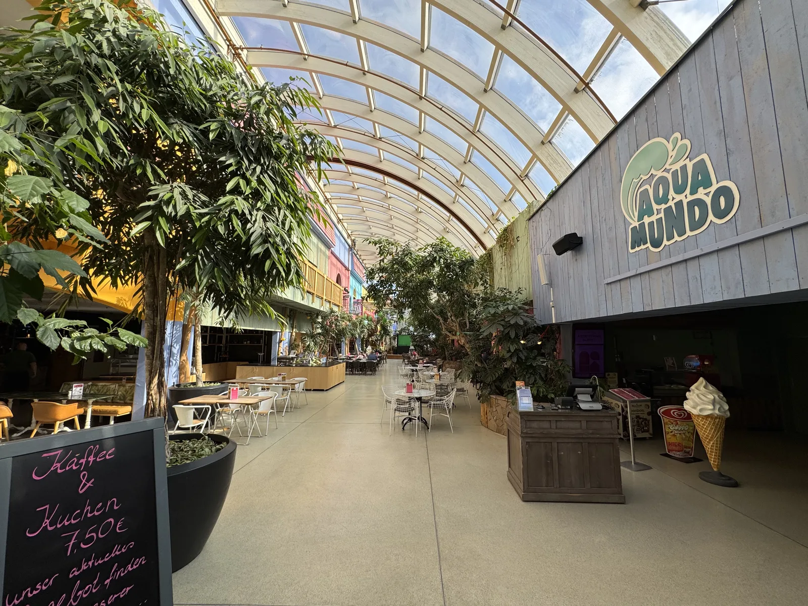 Der Market Dome im Center Parcs Park Nordseeküste – Blick durch die Glaskuppel mit Cafés, Restaurants und dem Aqua Mundo Eingang