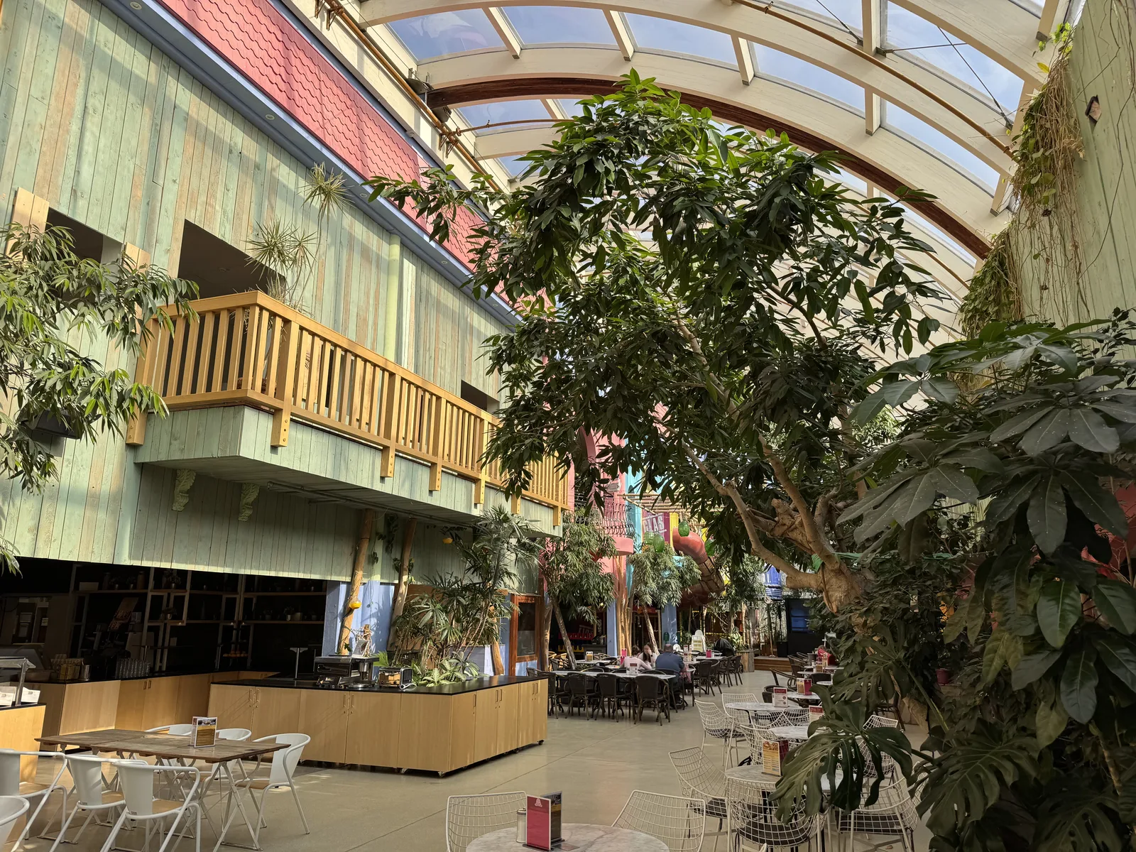 Gemütlicher Sitzbereich im Market Dome unter der lichtdurchfluteten Glaskuppel